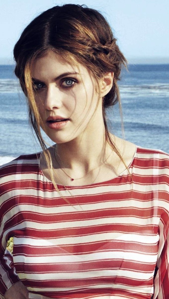 Alexandra Daddario en el mar