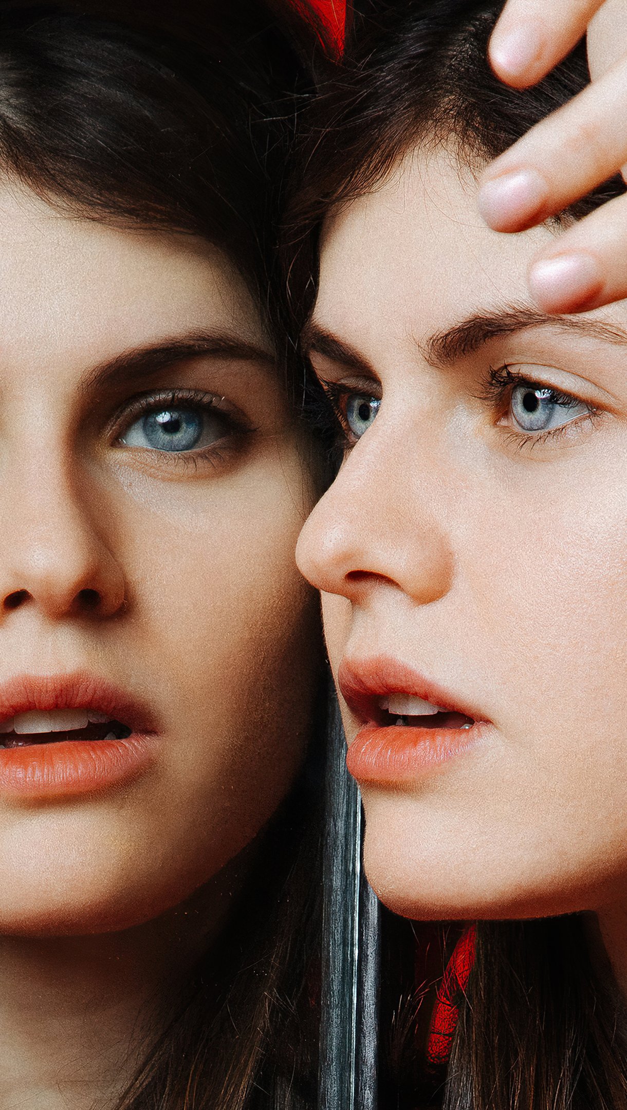 Alexandra Daddario frente a espejo