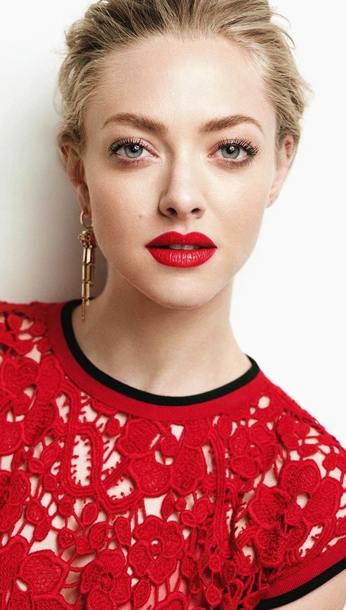 Amanda Seyfried con labios rojos