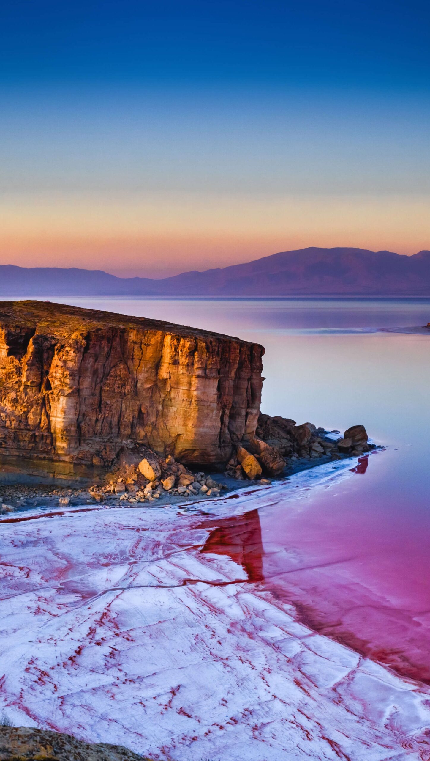 Amanecer en la playa convirtiendose rosa