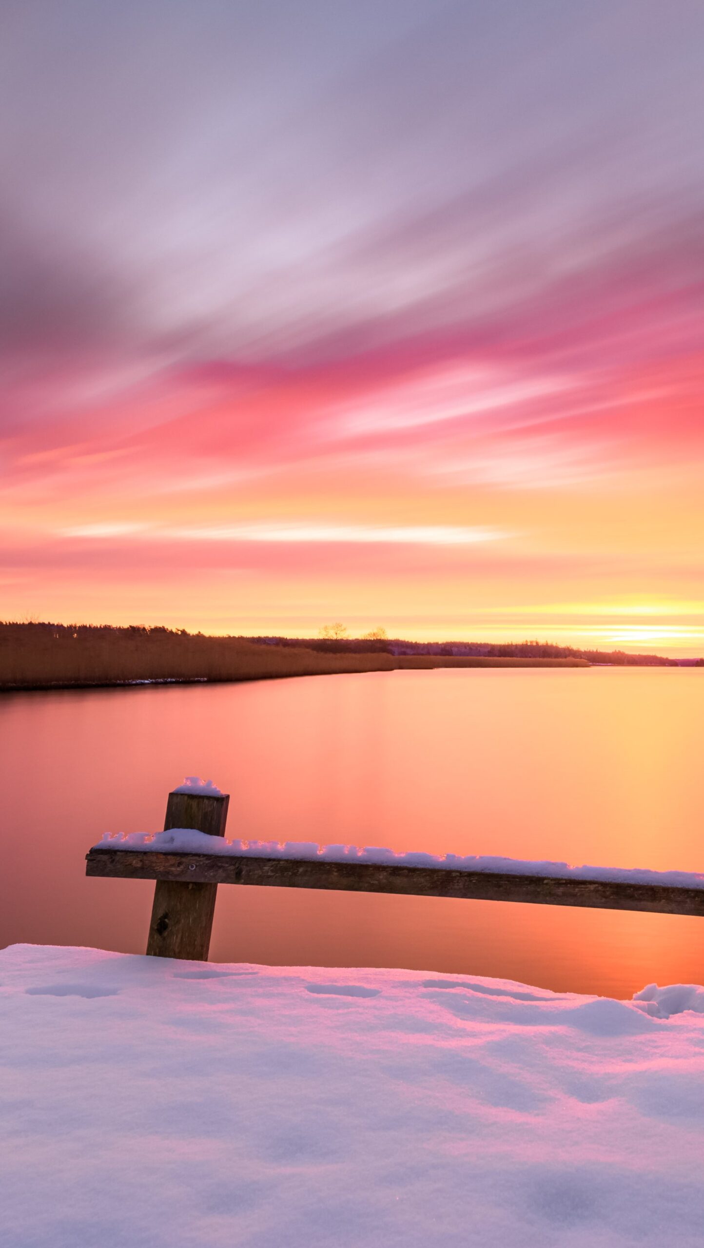 Amanecer en lago con nieve