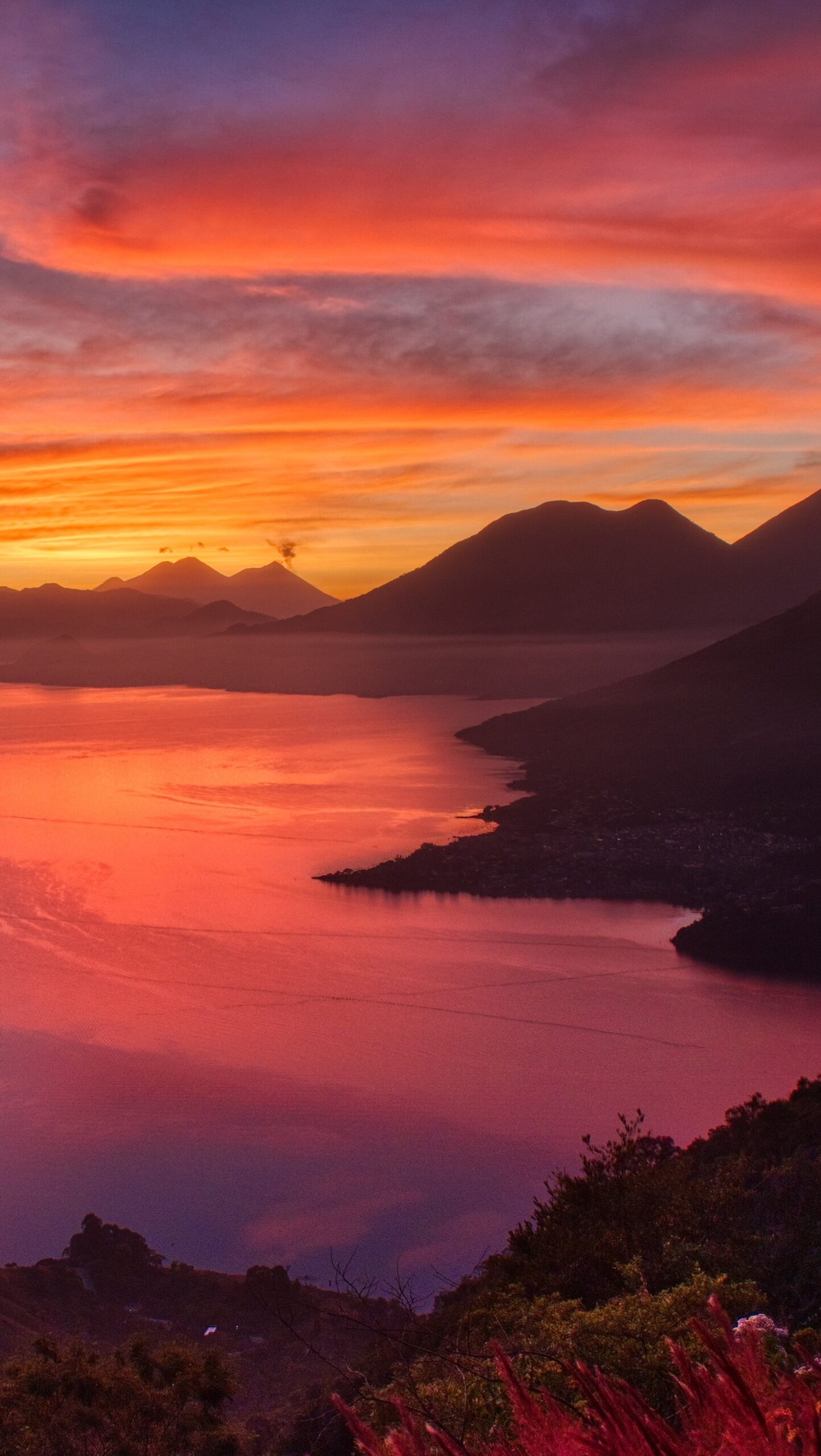 Amanecer en lago junto a las montañas