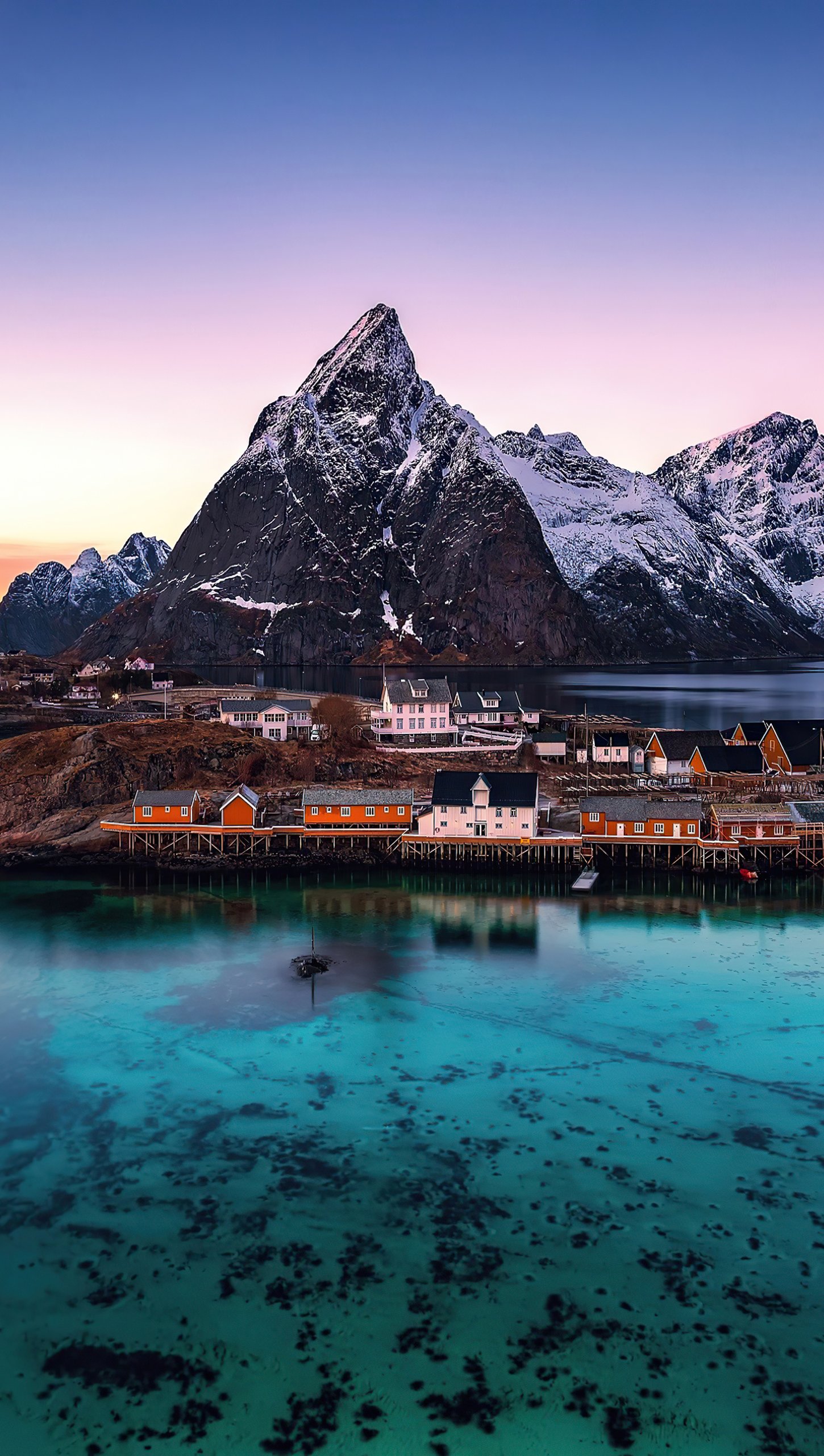 Amanecer en pequeño pueblo en Noruega