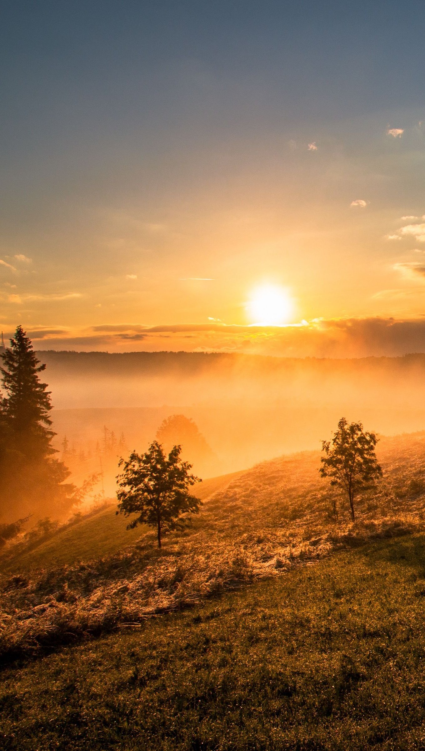 Amanecer sobre una colina