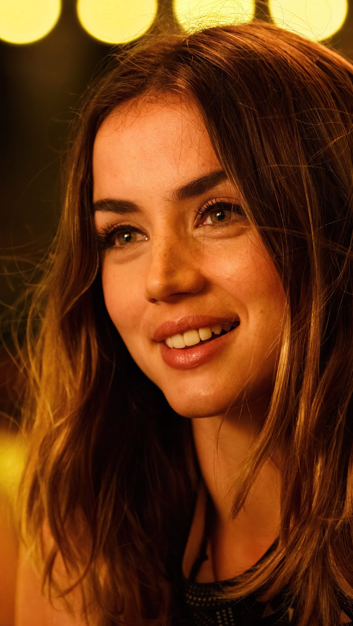 Ana de Armas sonriendo