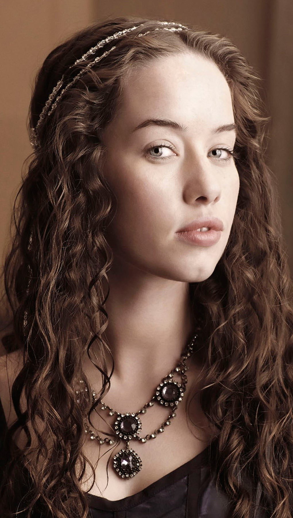 Anna Popplewell como Lola