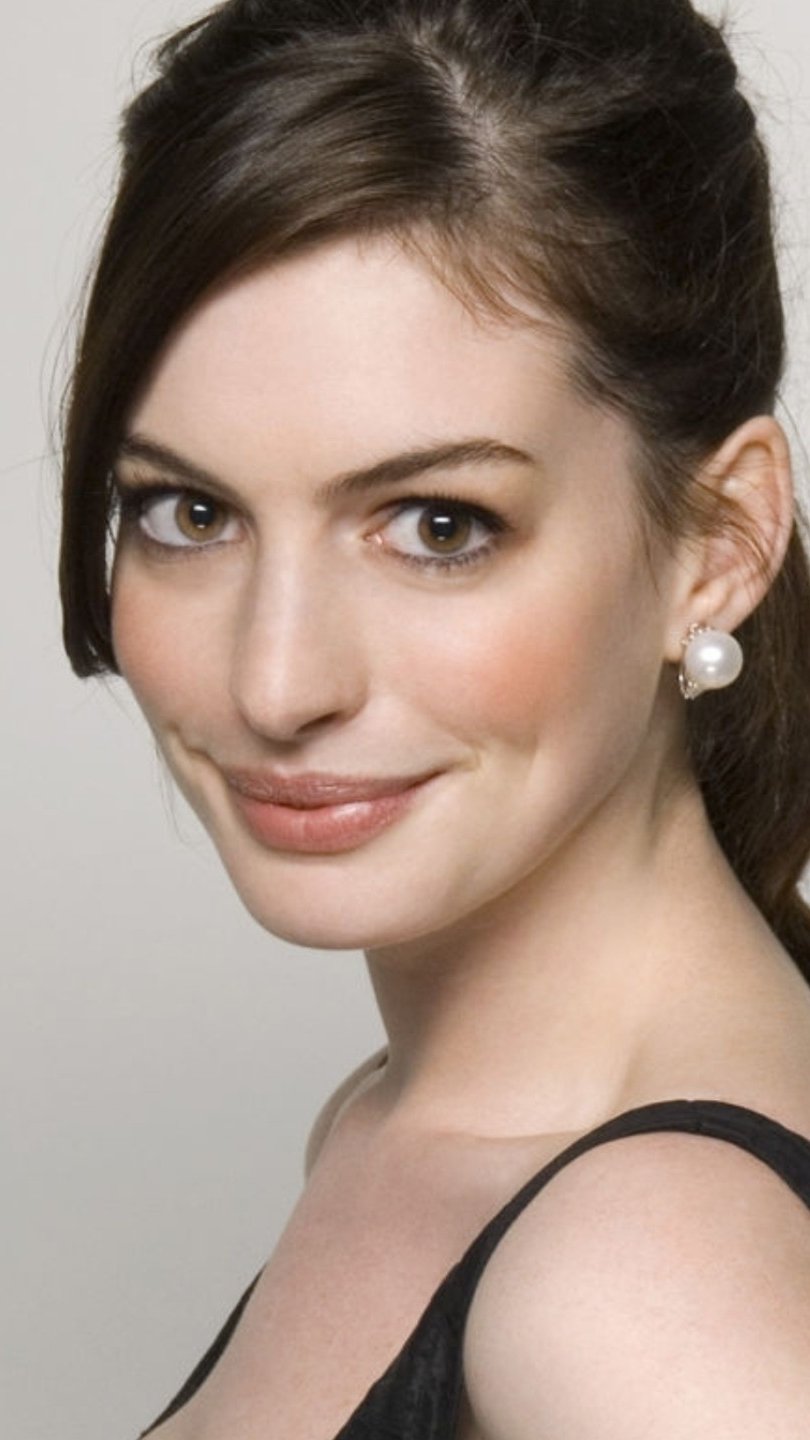 Anne Hathaway sonriendo