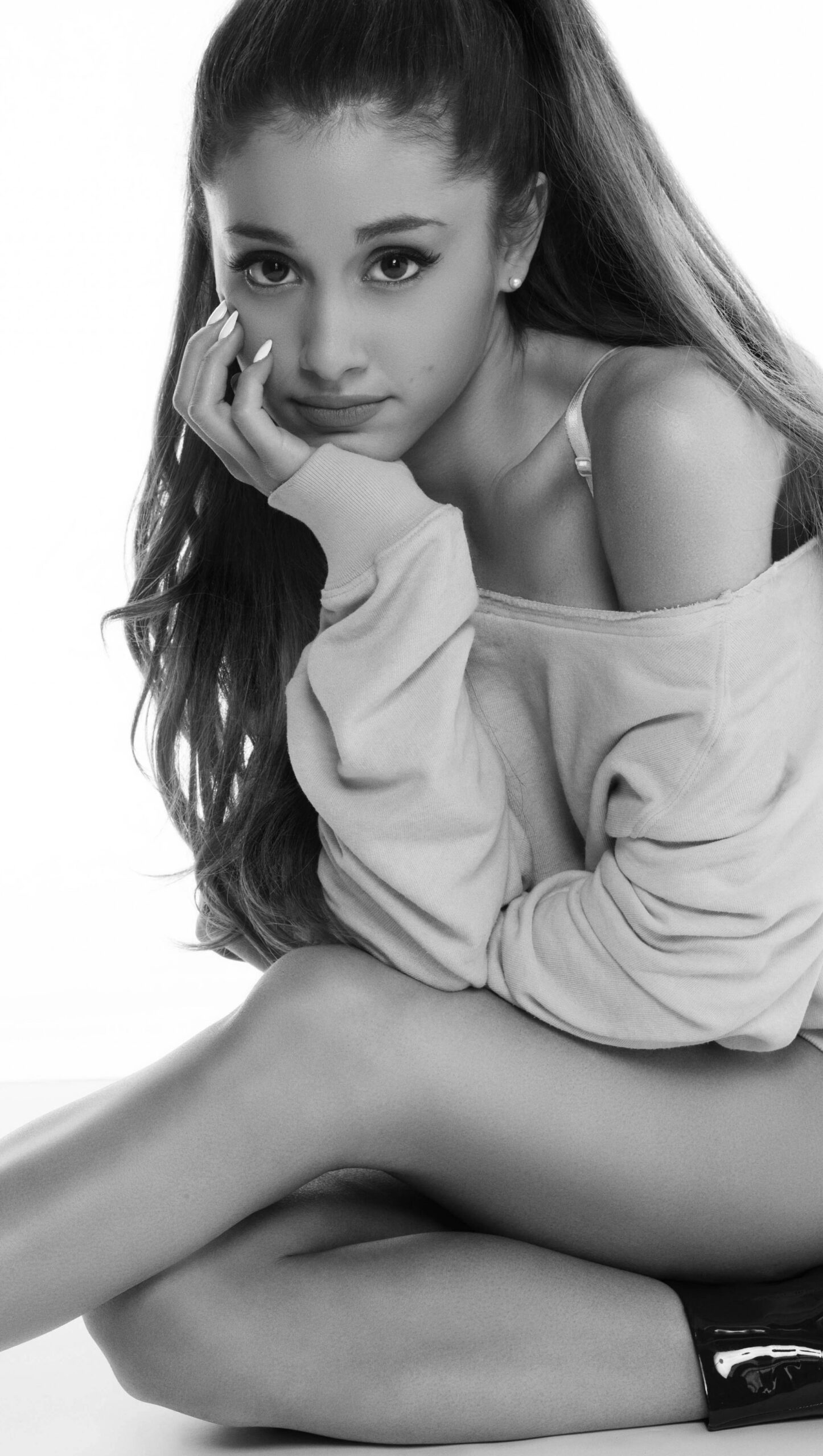 Ariana Grande a blanco y negro