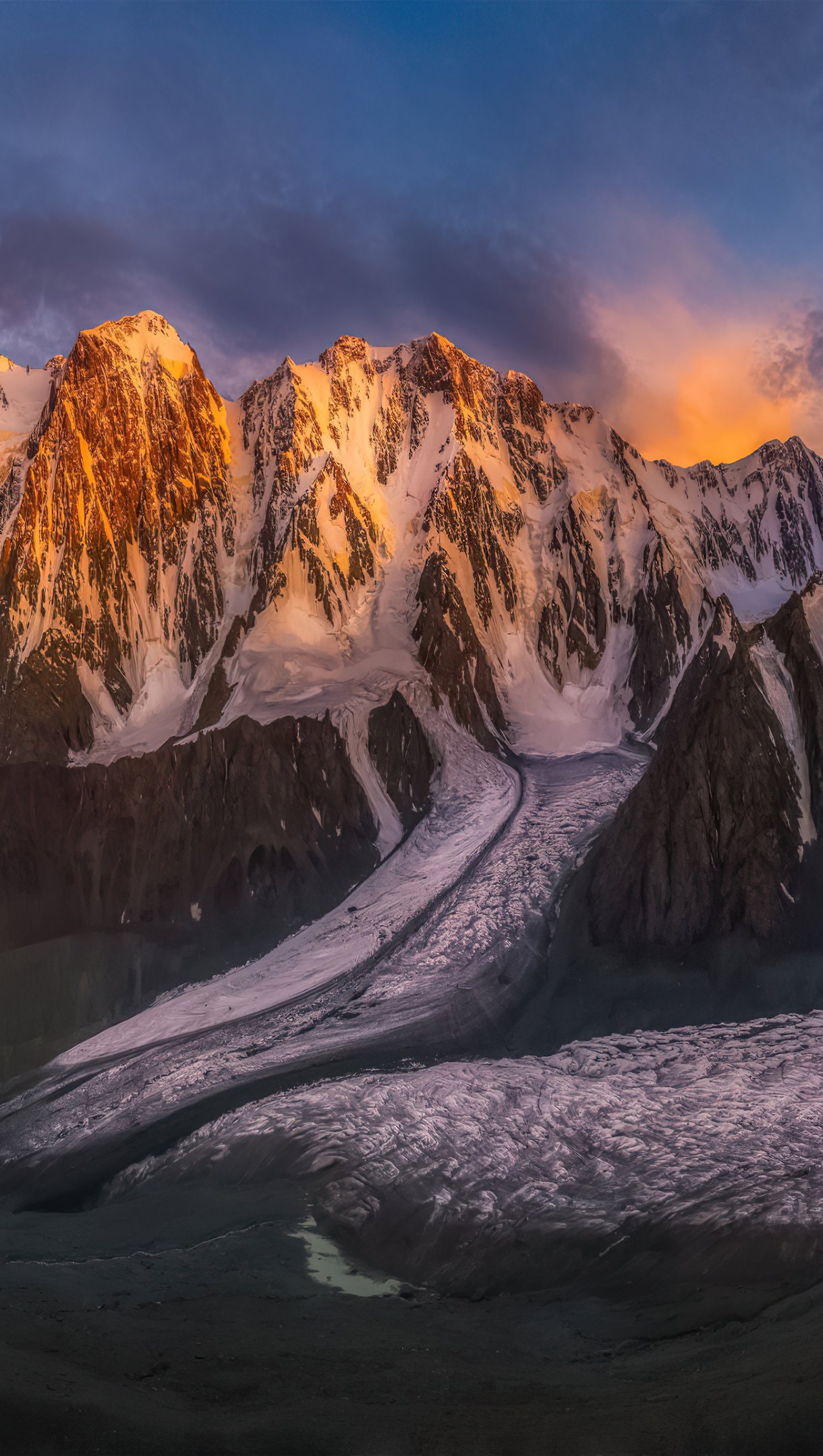 Atardecer detras de montañas con nieve