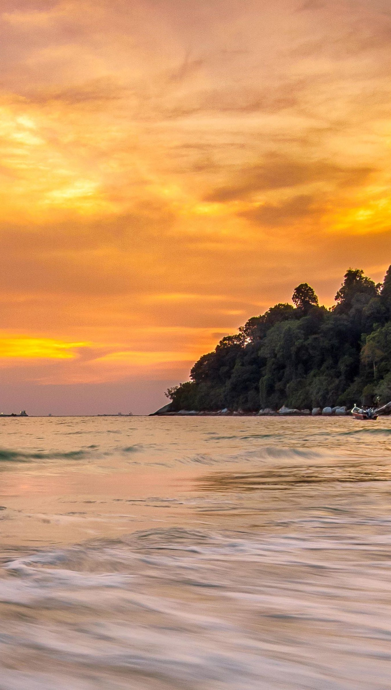 Atardecer en la playa con olas