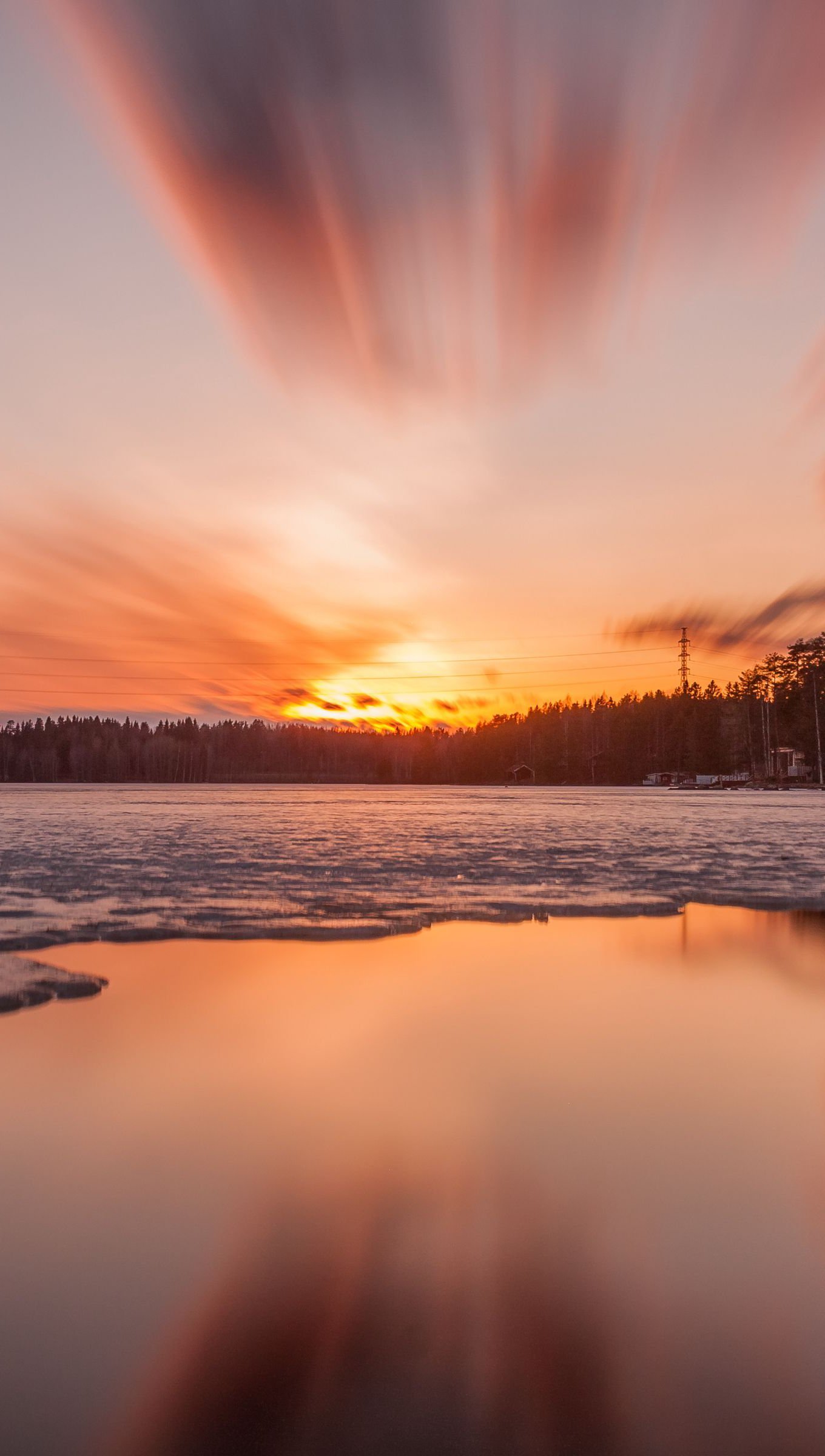 Atardecer en lago con bosque