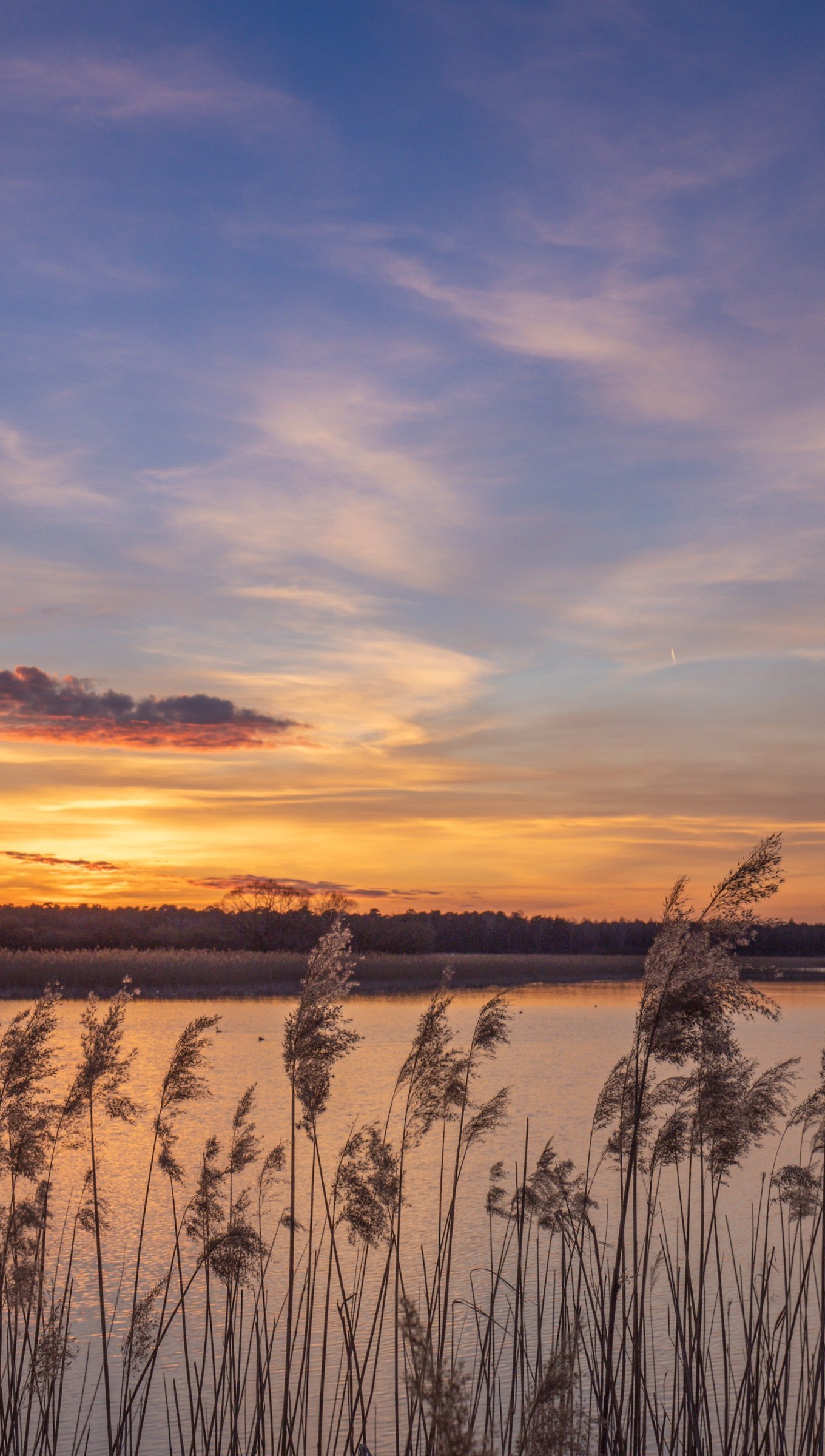 Atardecer en lago en Polonia