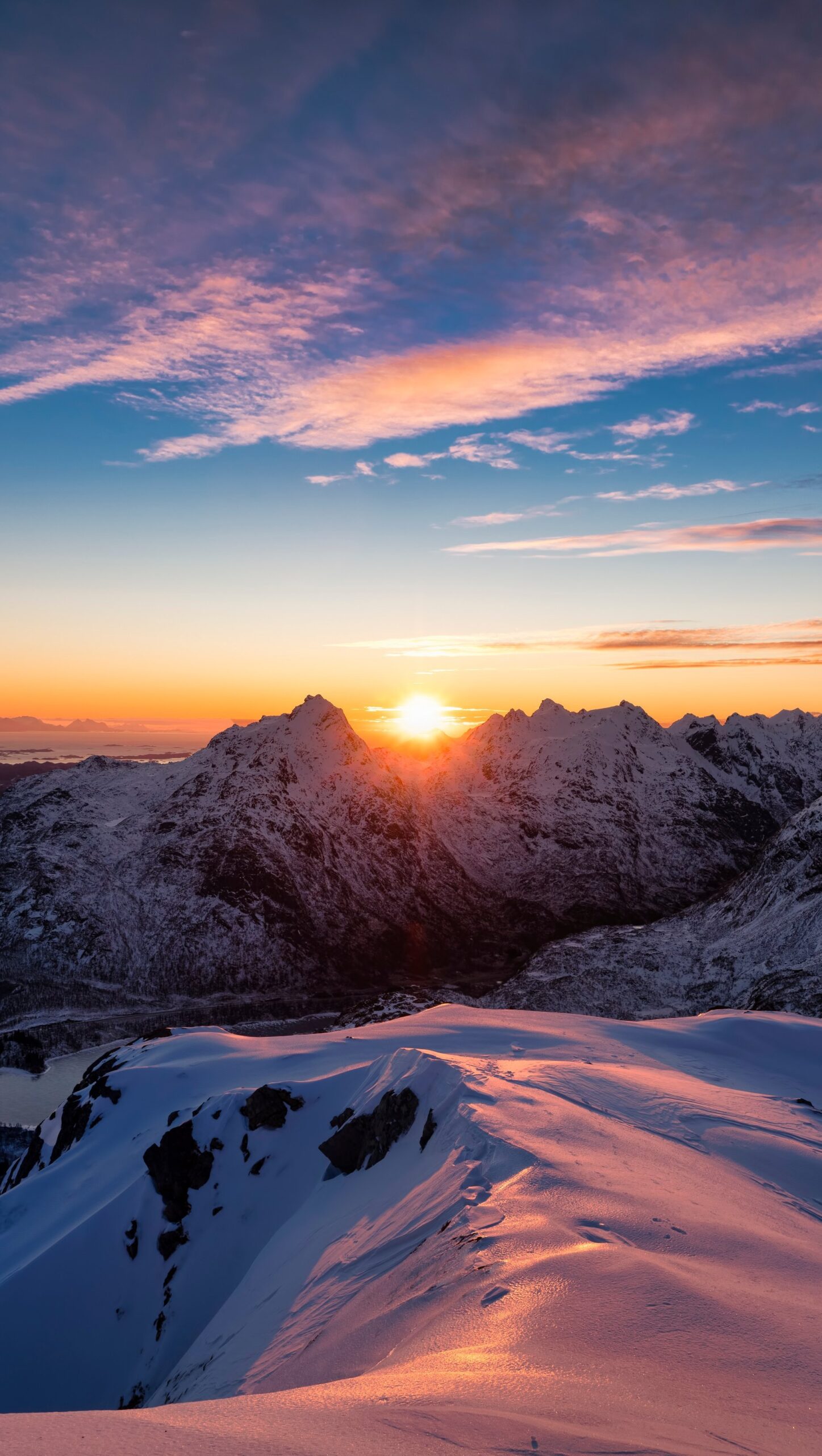 Atardecer en las montañas nevadas