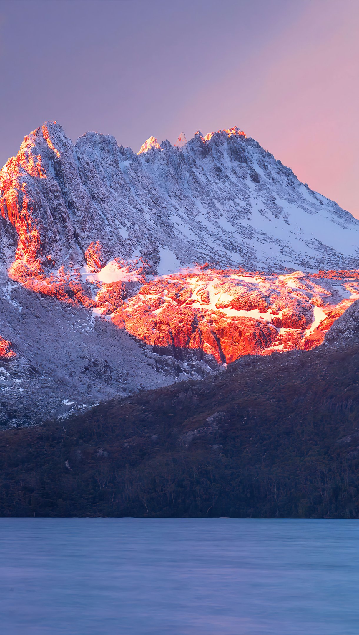 Atardecer en montañas nevadas