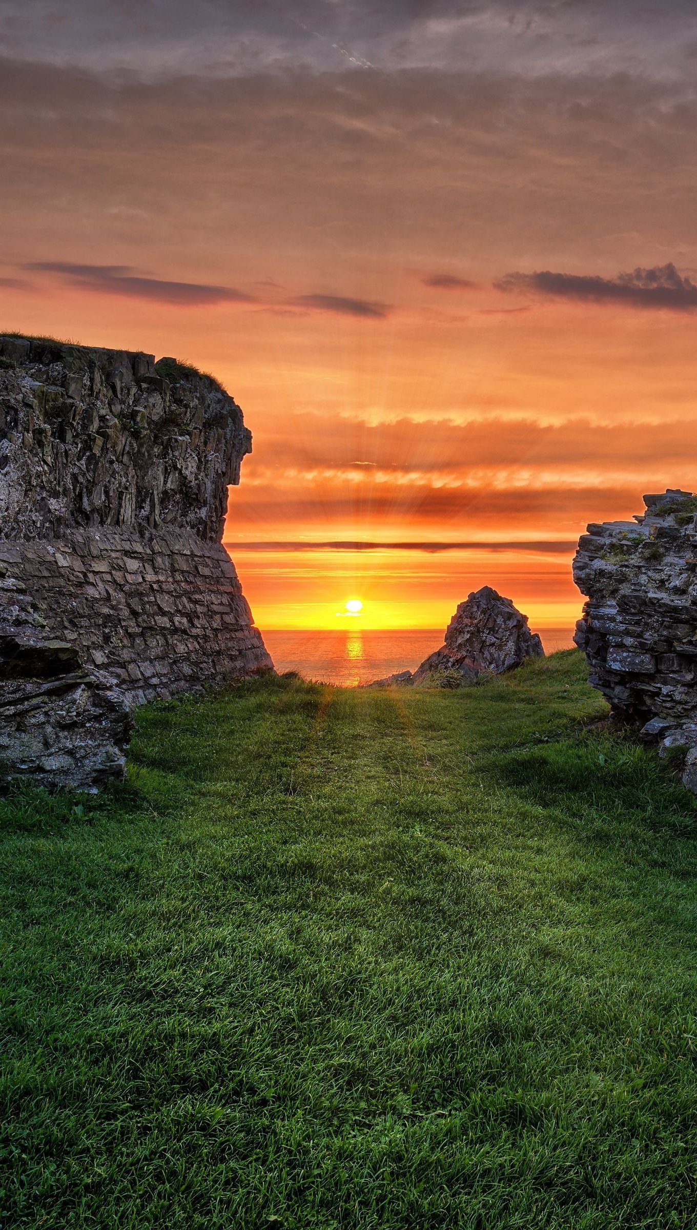 Atardecer en paisaje con rocas