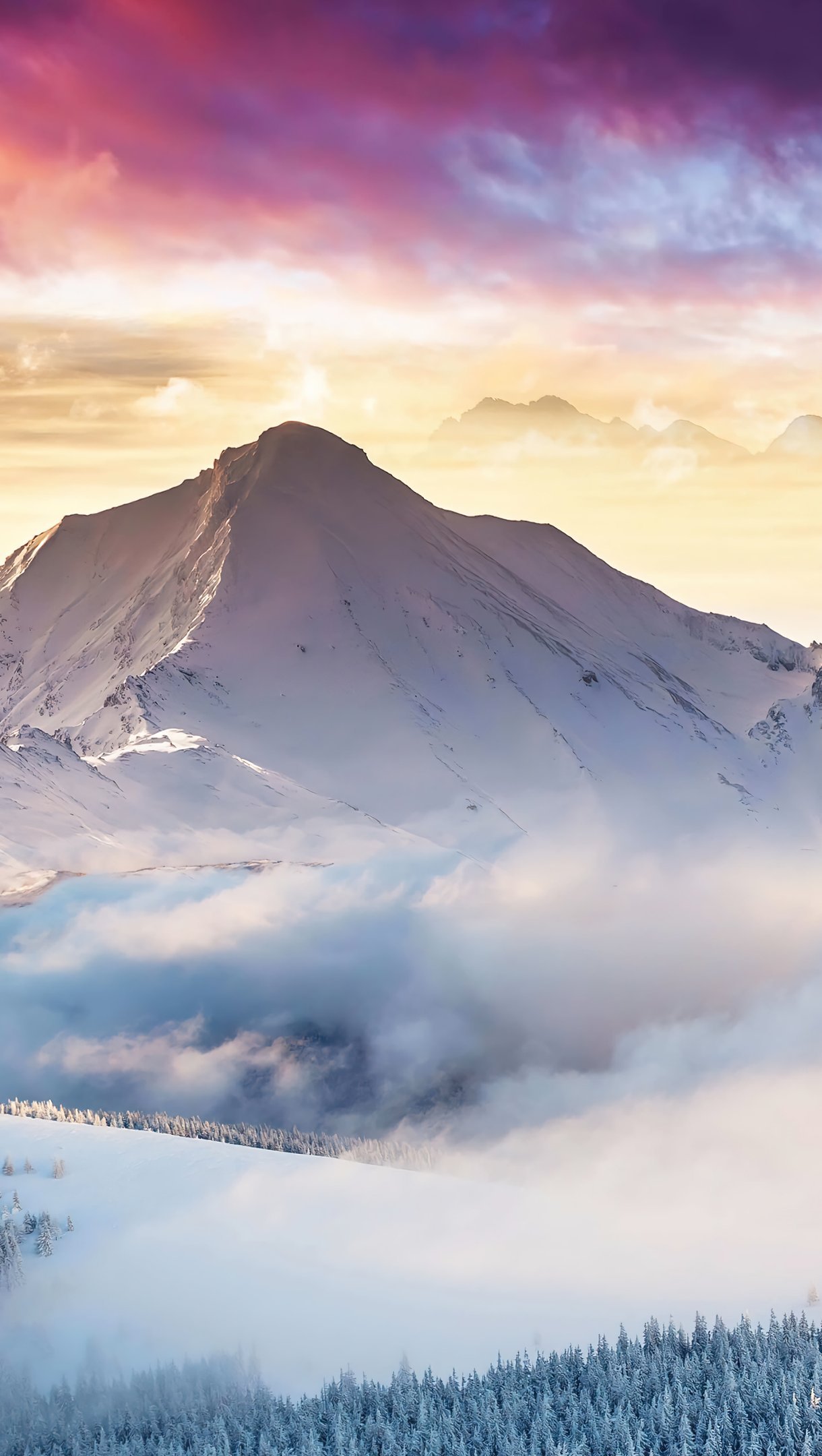 Atardecer morado en montañas nevadas