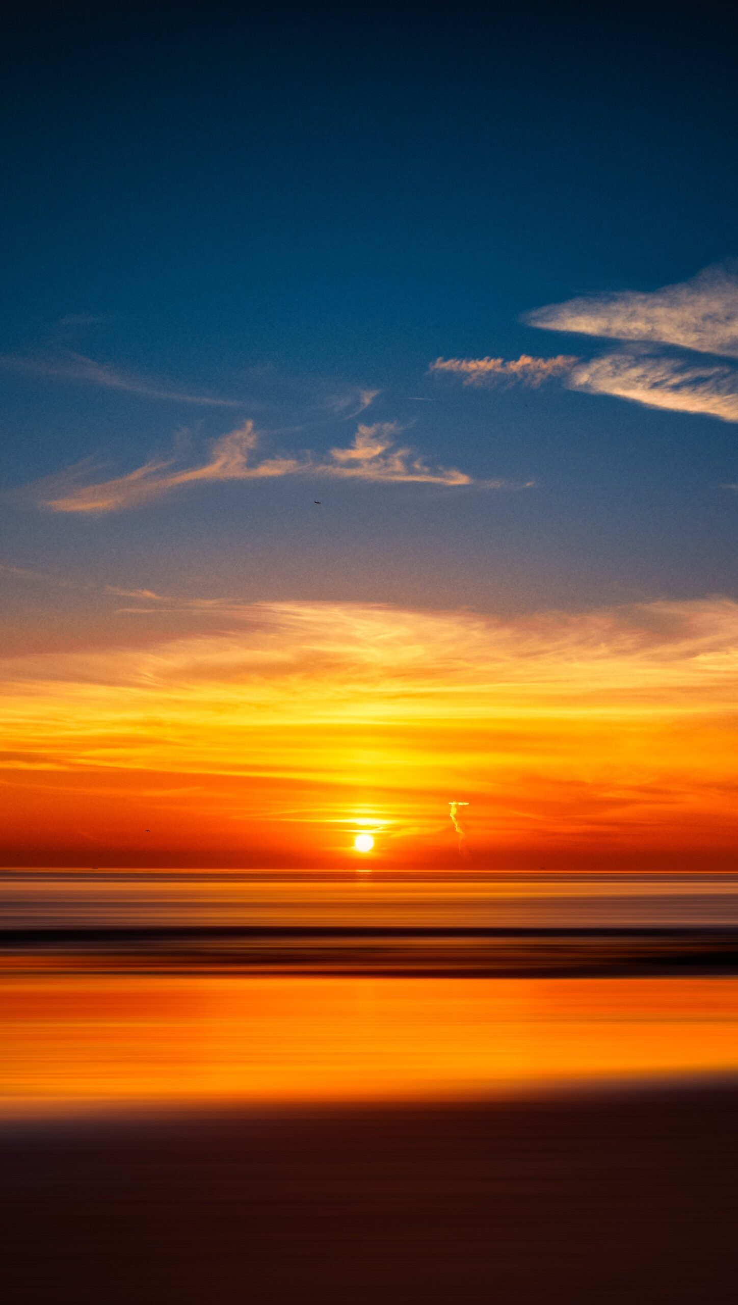 Atardecer naranja en la playa