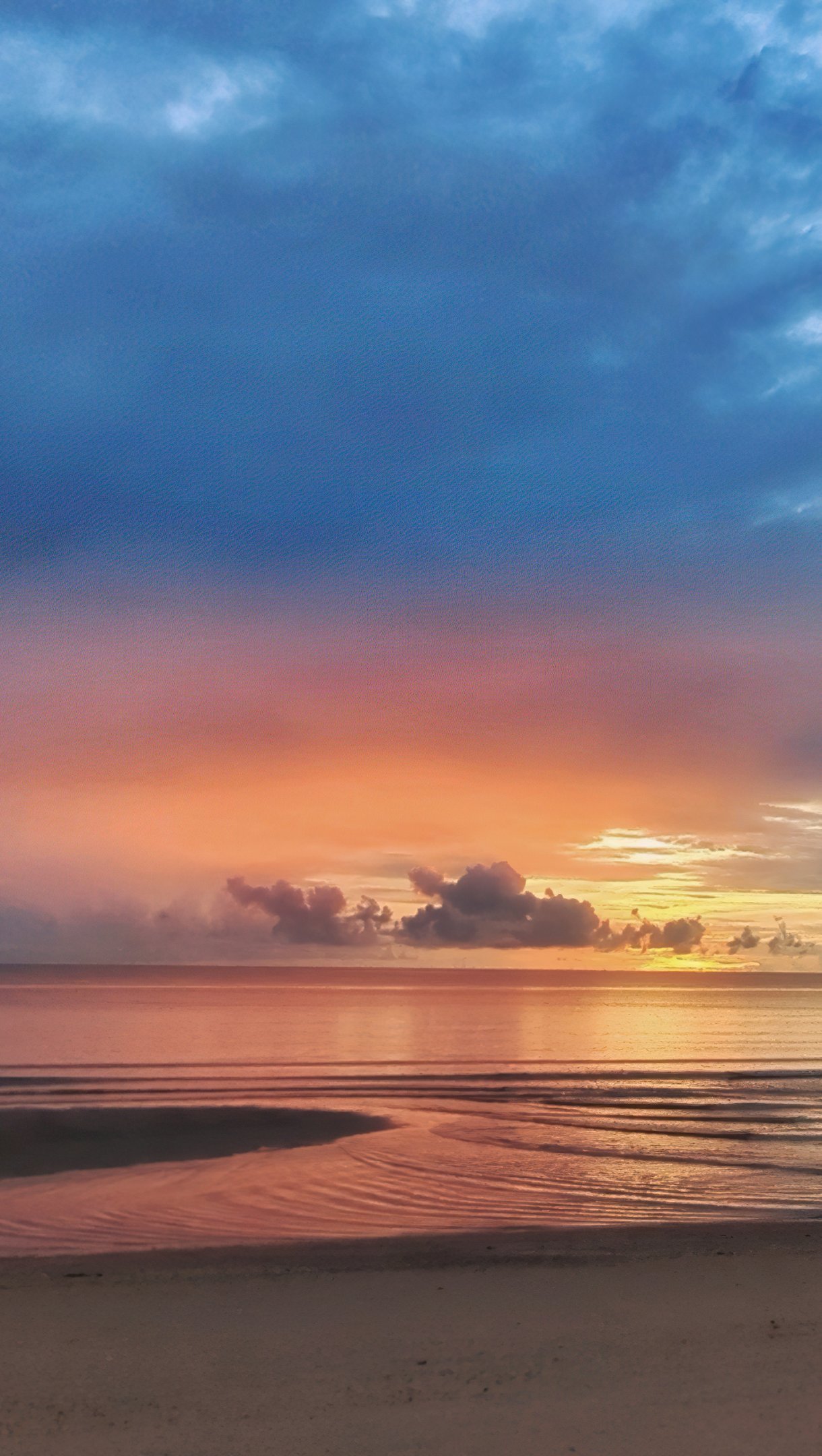 Atardecer nublado en la playa