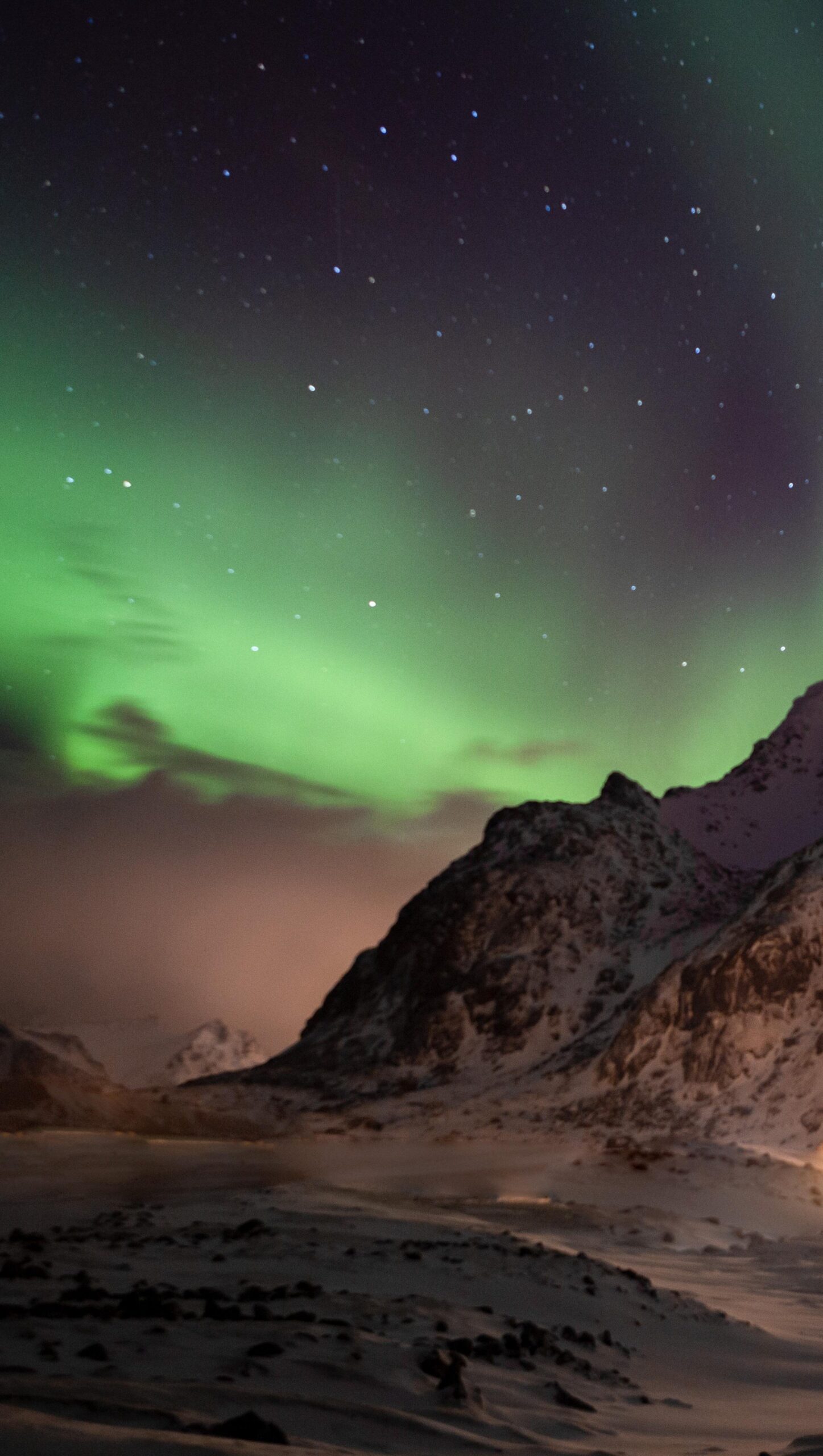 Aurora Polar en montañas