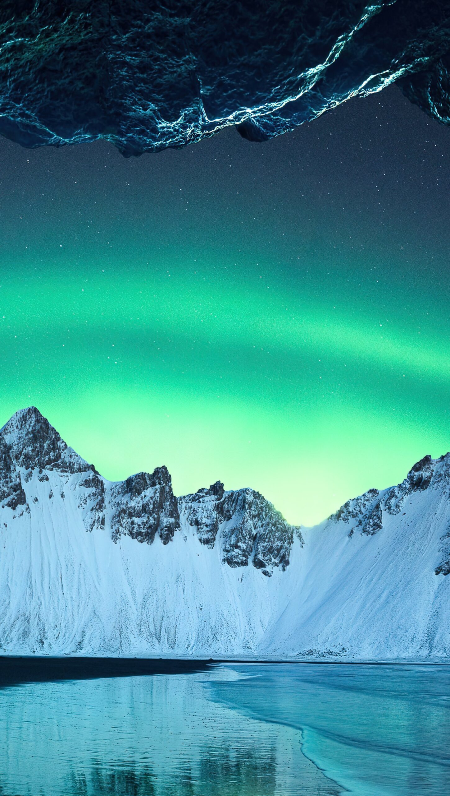 Aurora polar en las montañas de Islandia