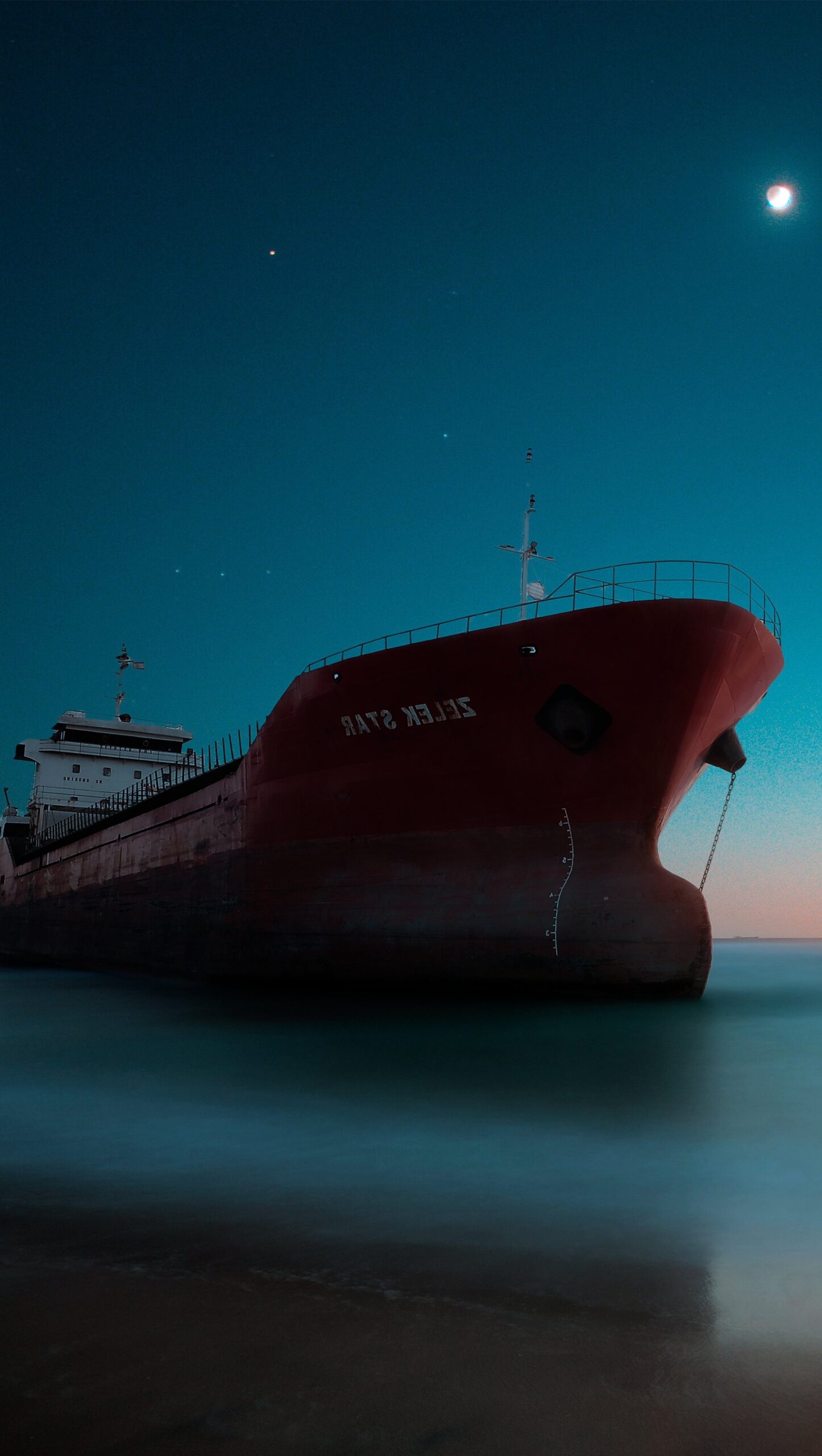 Barco en el mar durante la noche