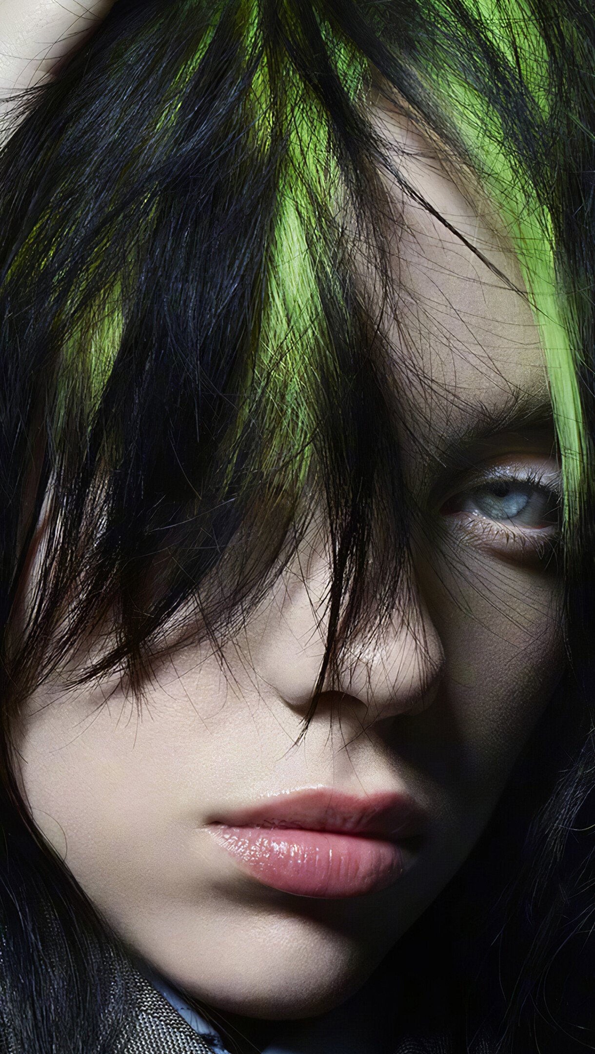 Billie Eilish cabello desordenado