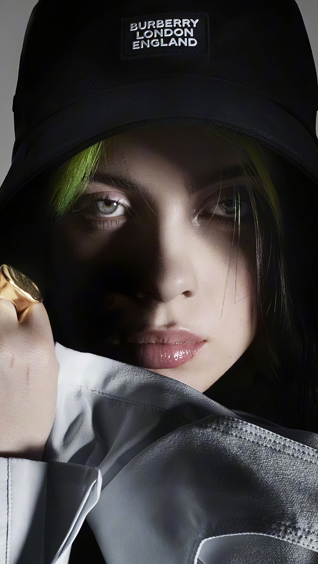 Billie Eilish con capucha