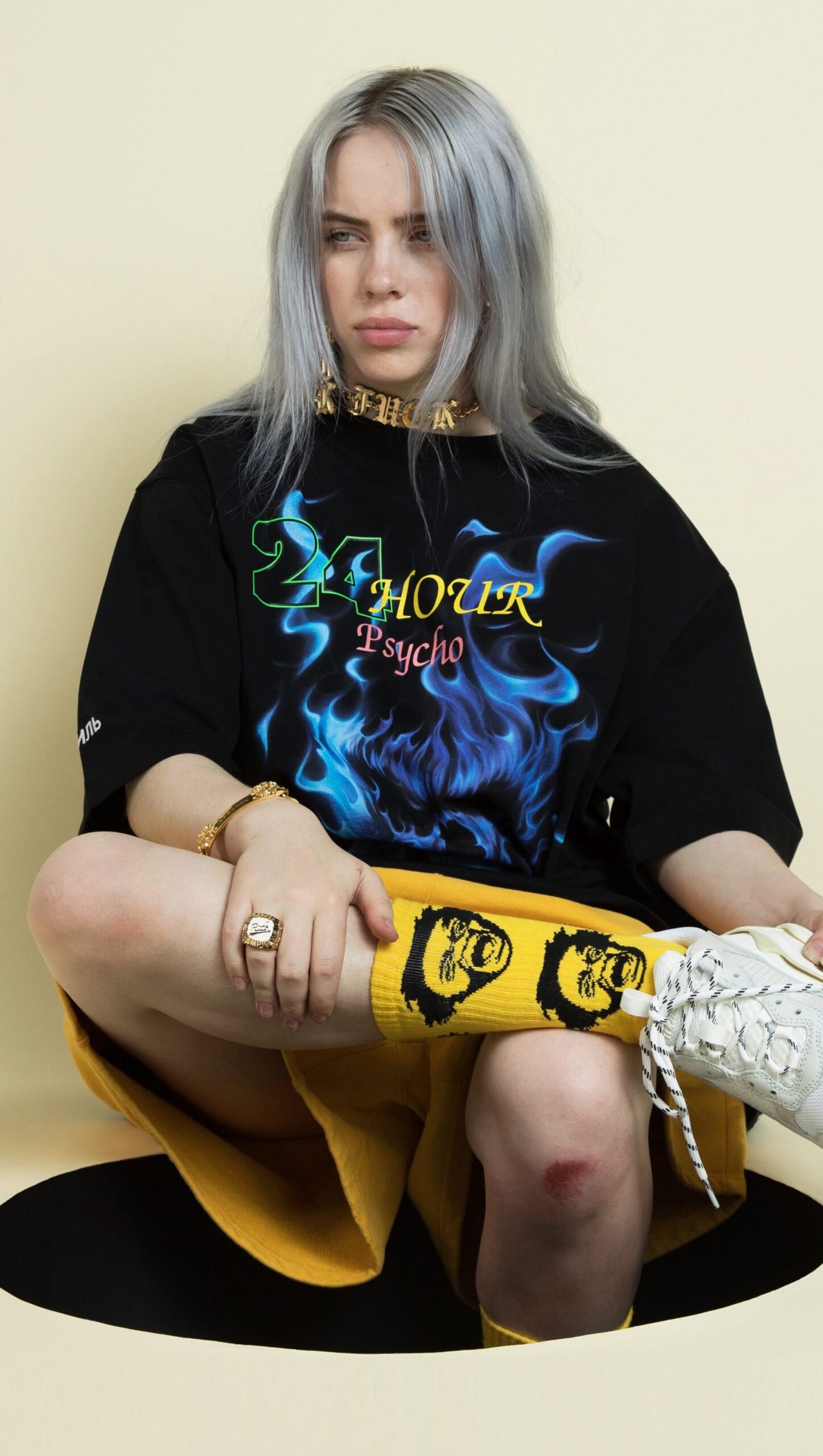 Billie Eilish en Fondo Amarillo Crema