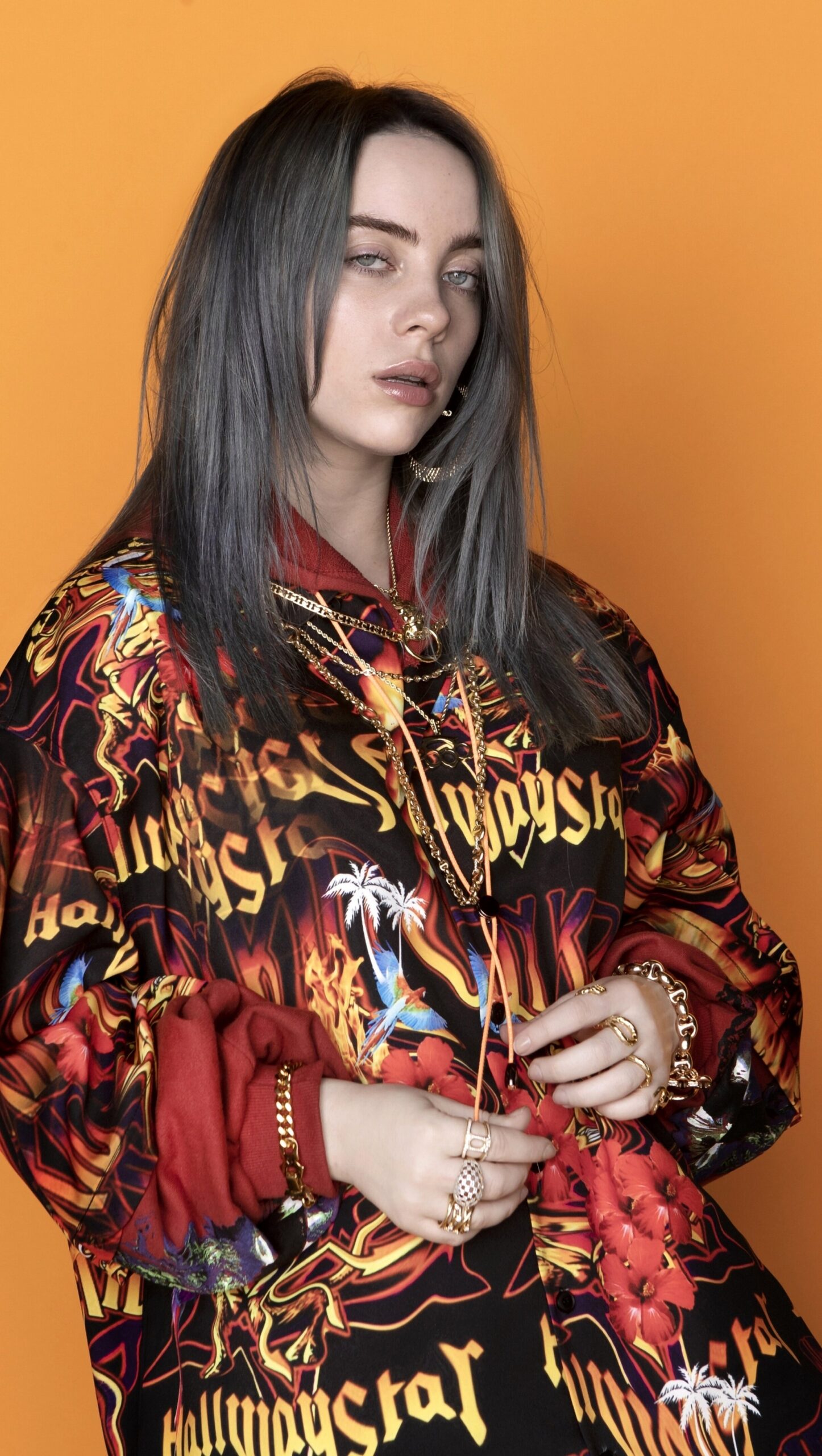 Billie Eilish en Fondo Naranja