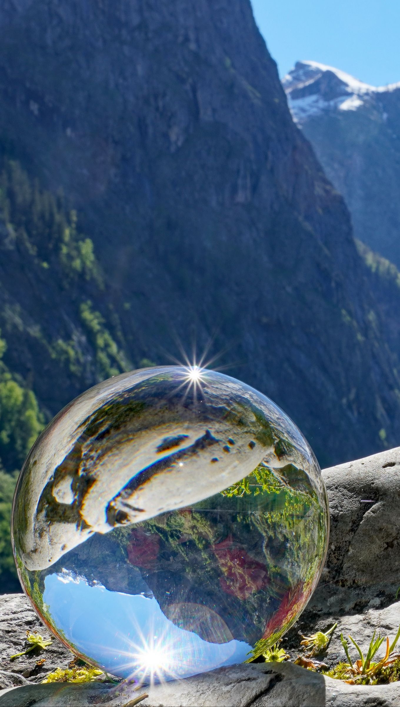 Bola de gristal reflejando las montañas