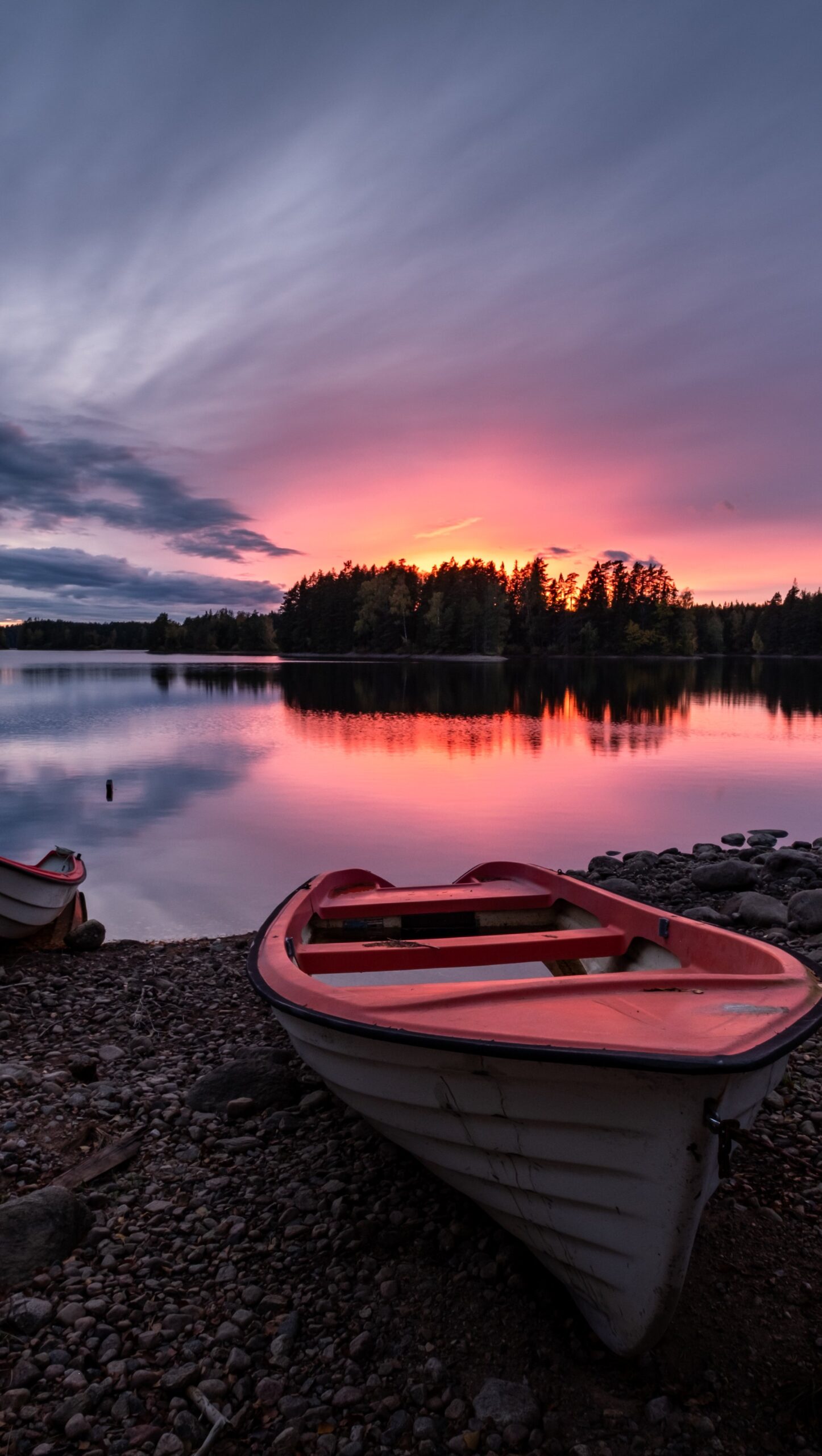 Bote en lago al atardecer