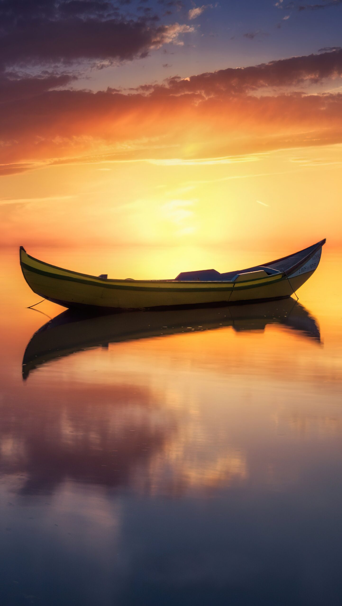 Bote en medio de lago al atardecer