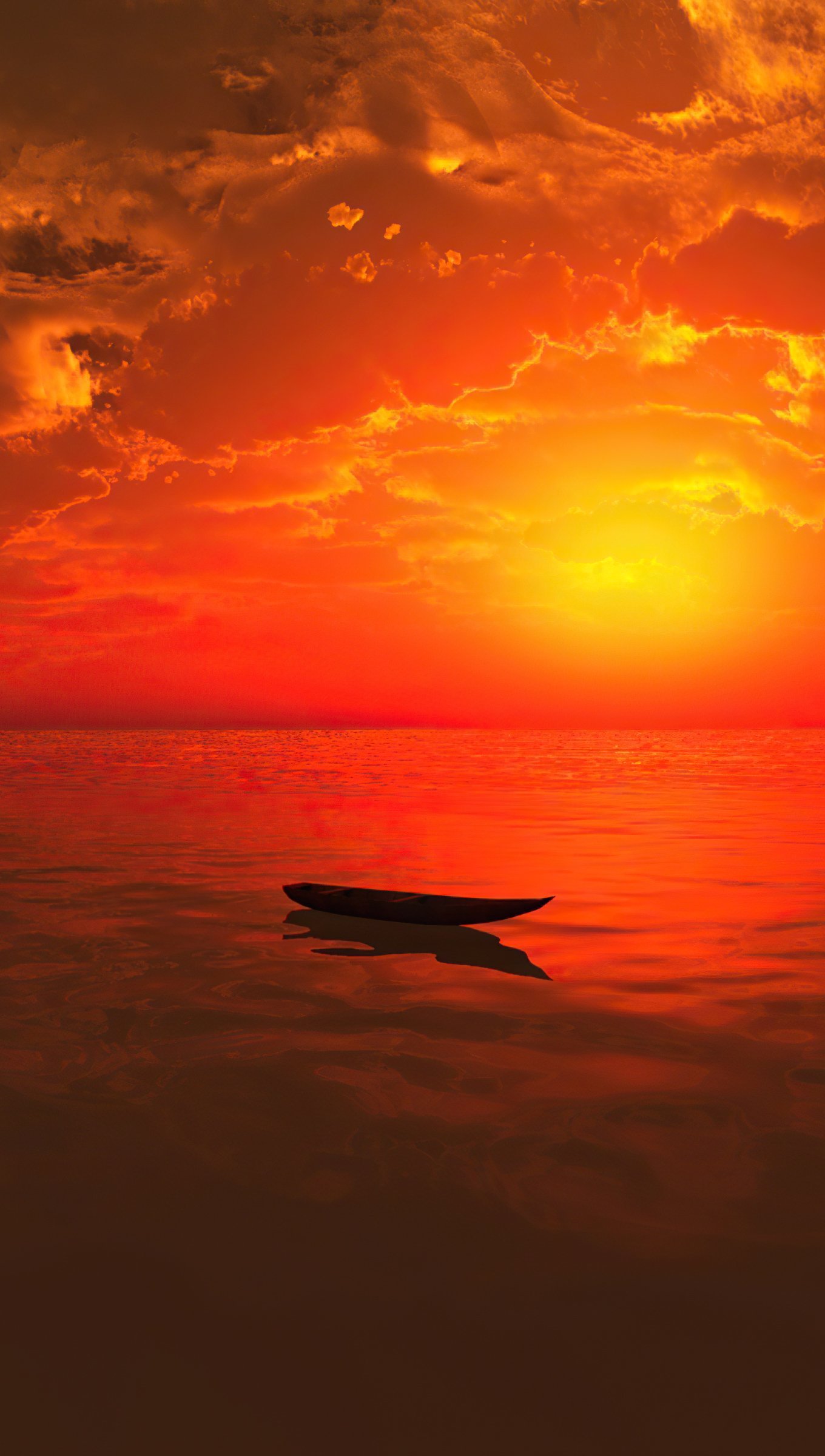 Bote en medio del mar al atardecer