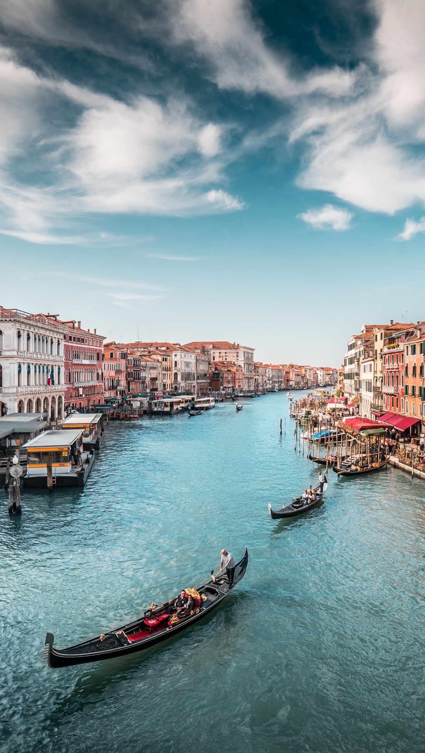 Botes en canal de Venecia Italia