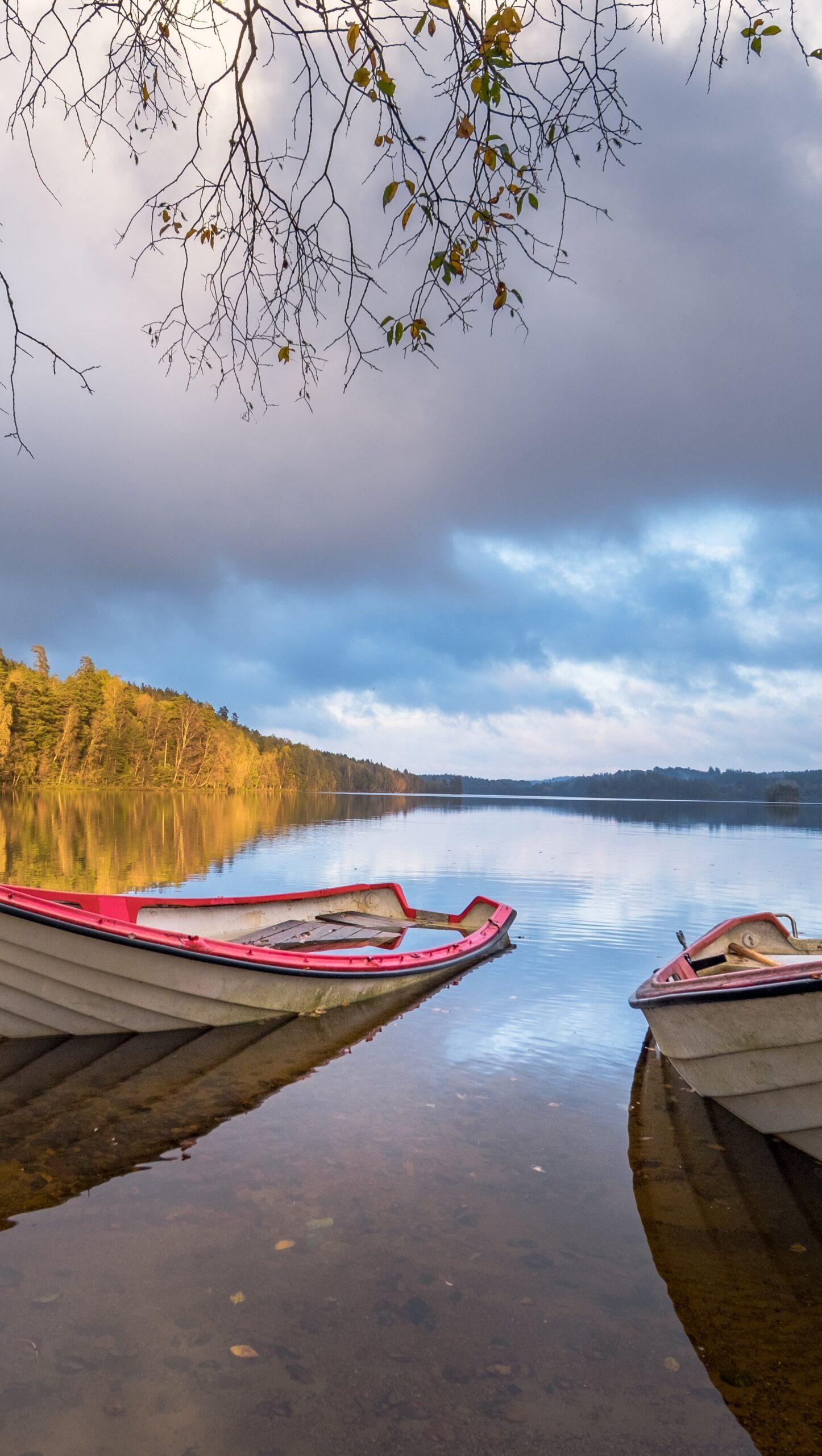 Botes en medio de lago