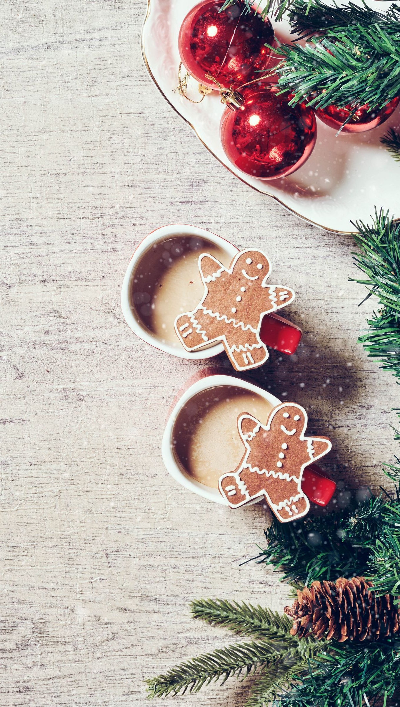 Cafe y galletas de jengibre con decoraciones navideñas