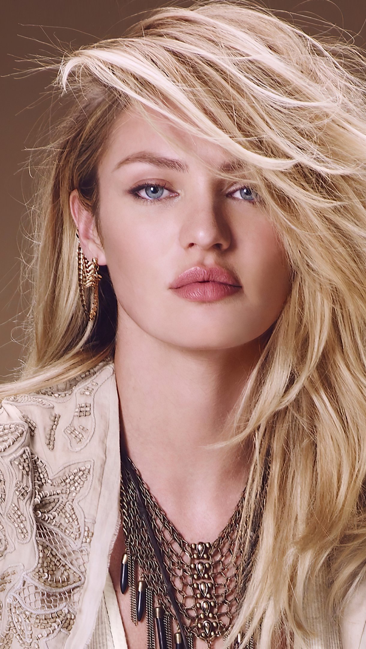 Candice Swanepoel maquillada