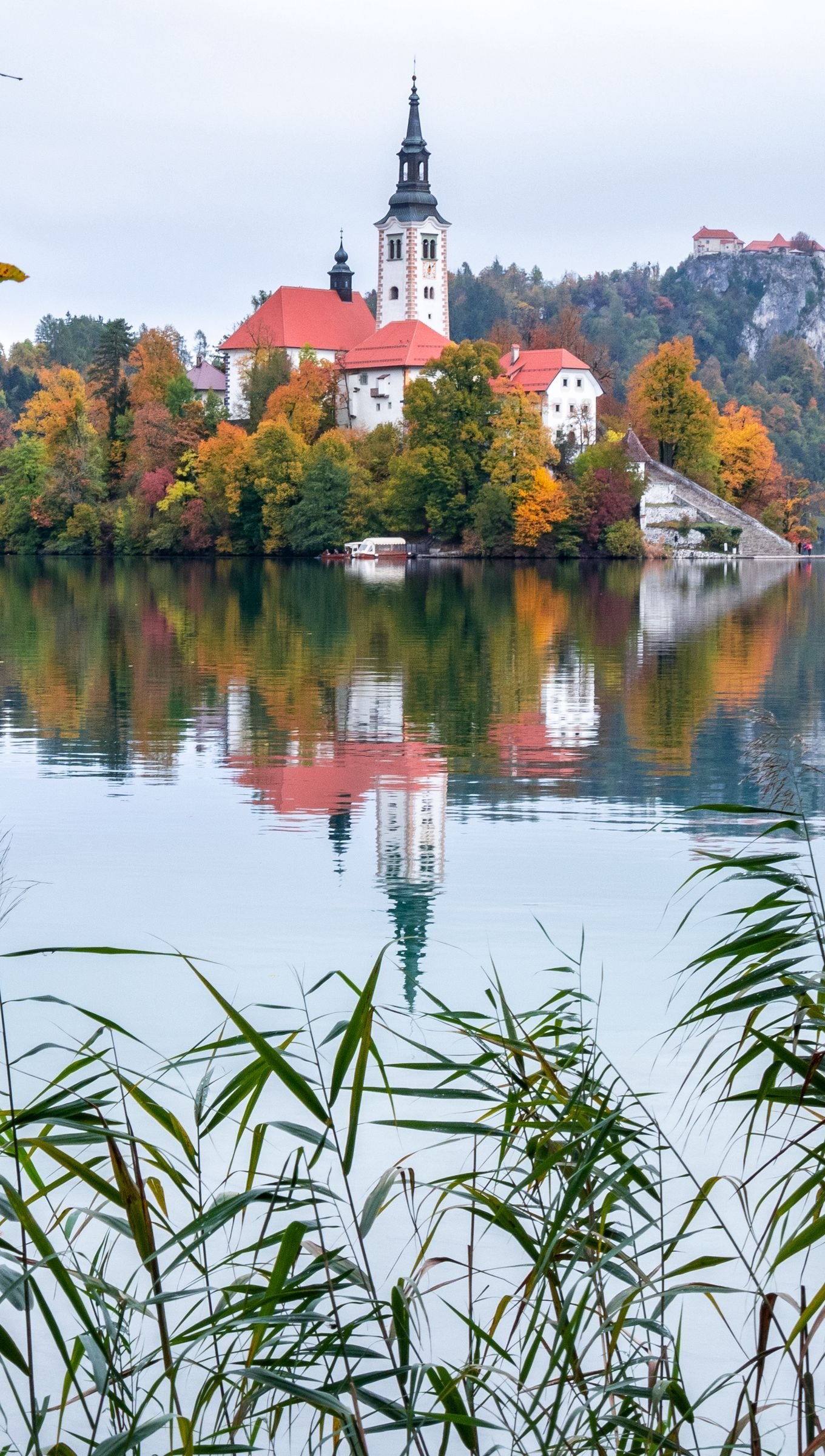 Capilla a través de un lago