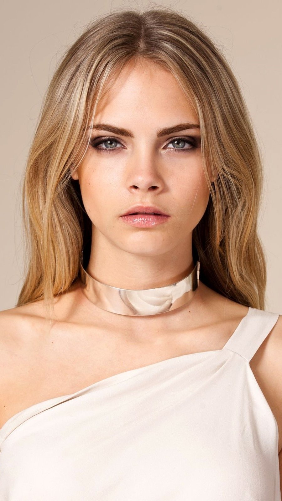 Cara Delevingne con un vestido blanco