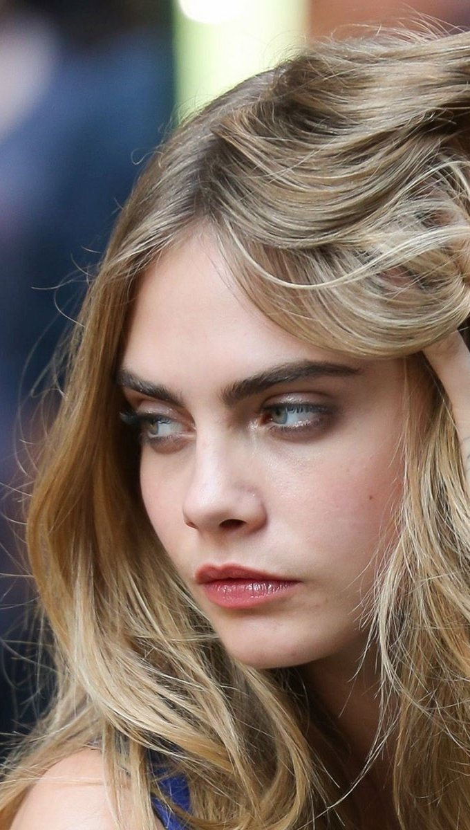 Cara Delevingne despeinándose