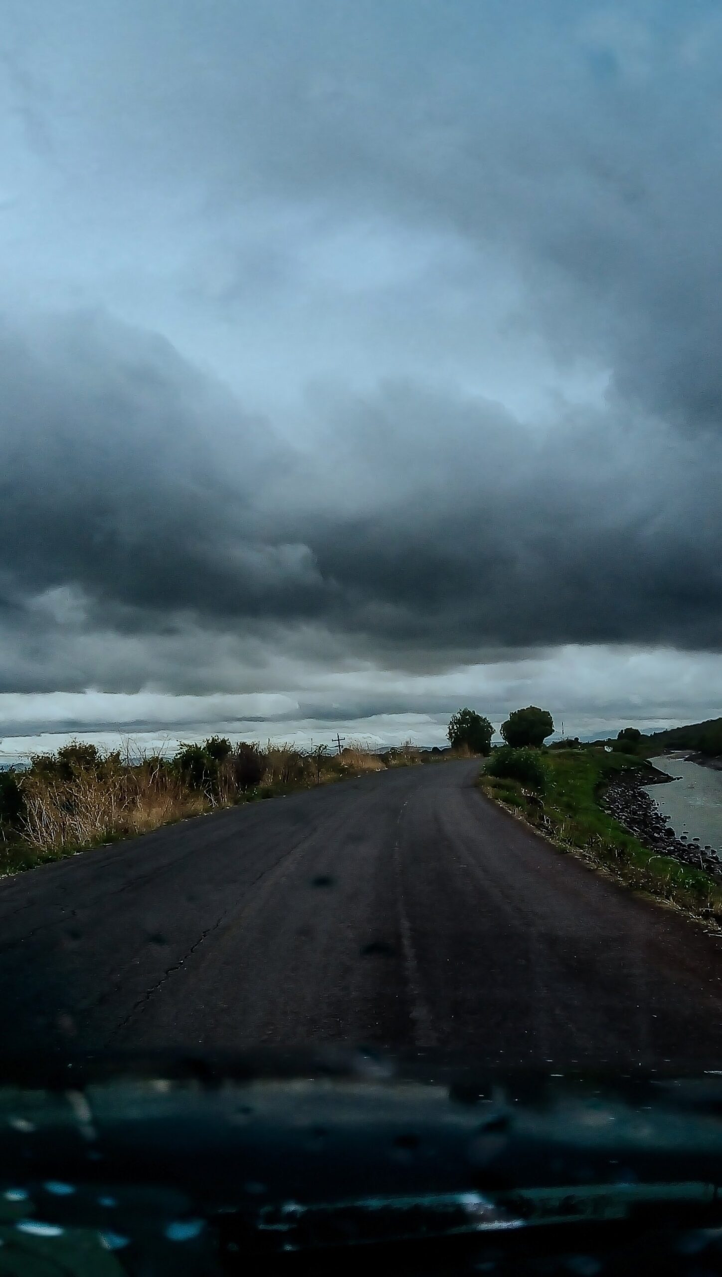 Carretera clima nublado