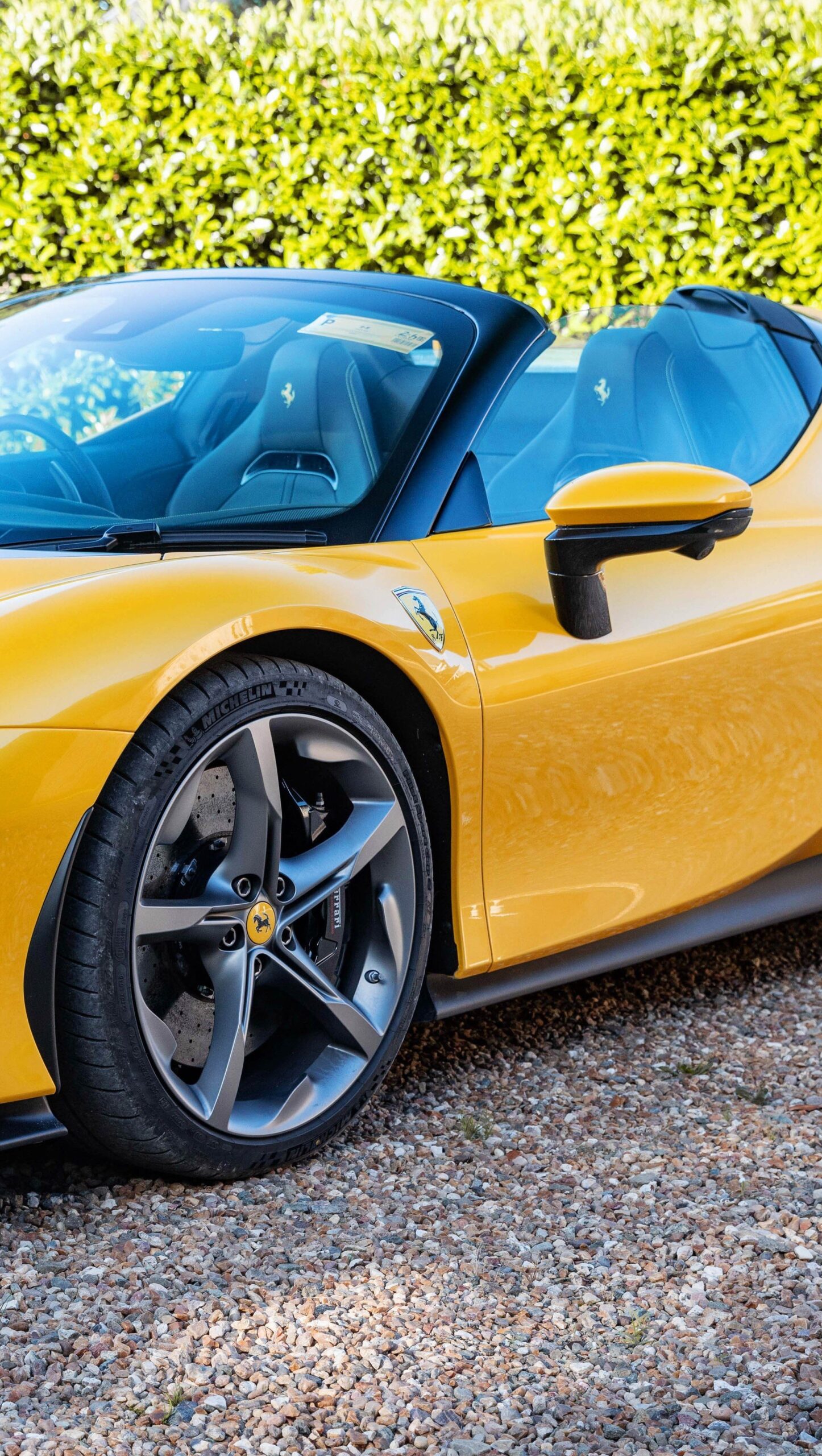 Carro Ferrari SF90 Spider amarillo