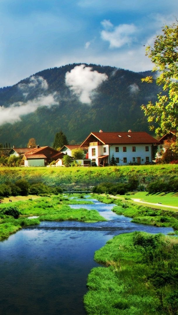 Casas cerca de montaña y un río