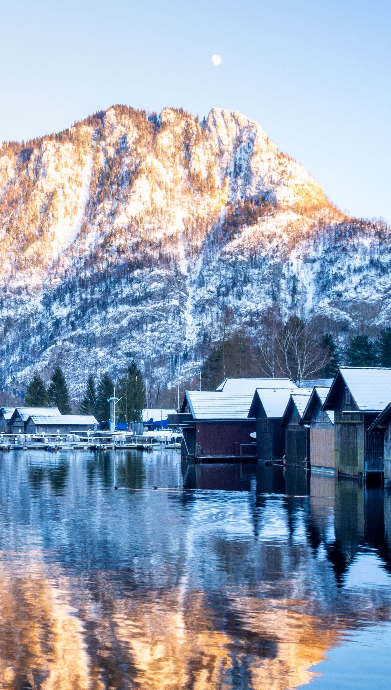 Casas junto a lago y montañas