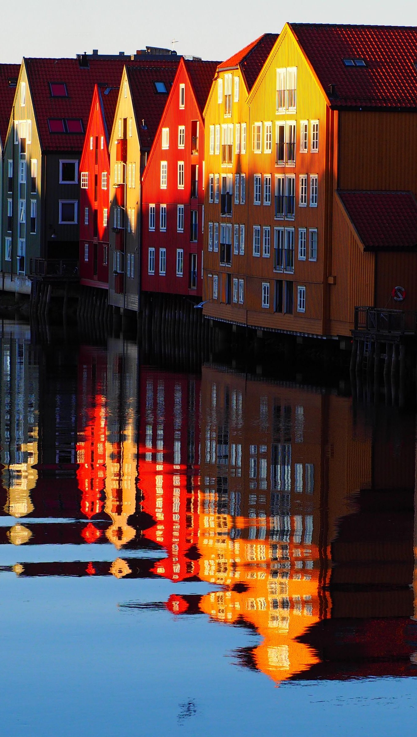 Casas reflejadas en el agua