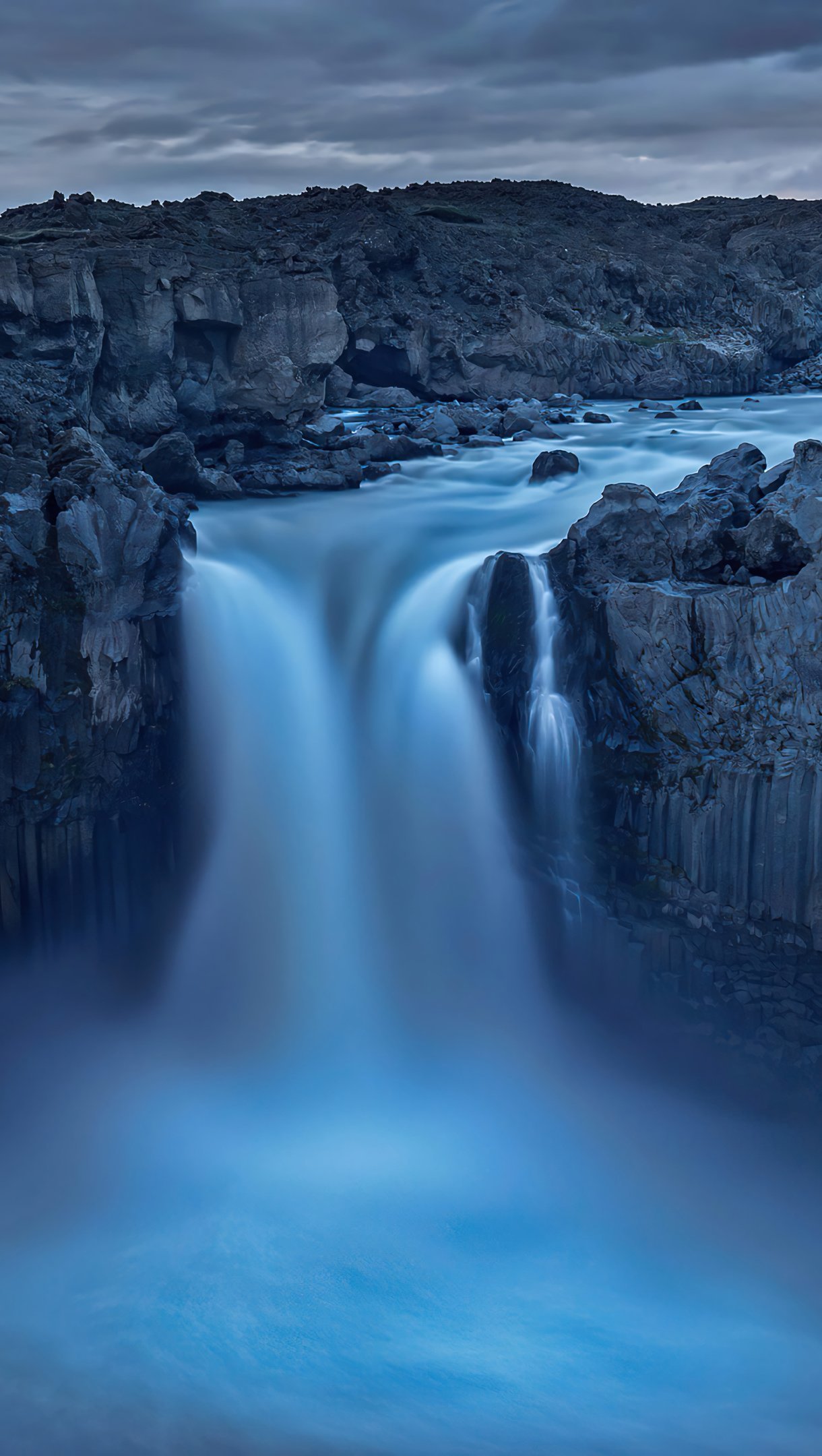 Cascada en paisaje nublado