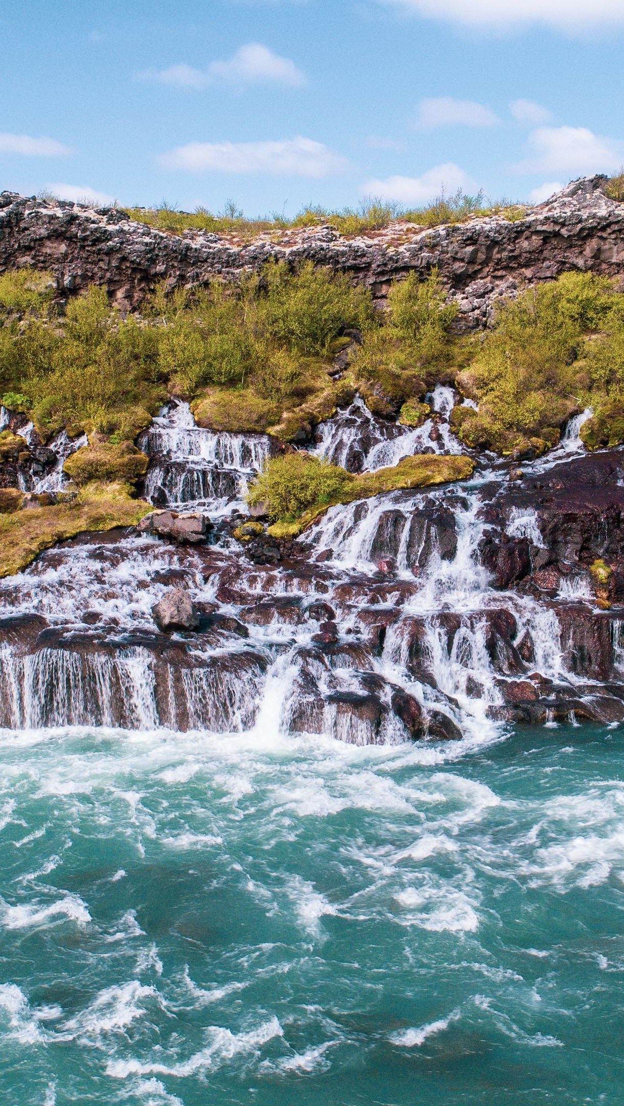 Cascada junto al mar