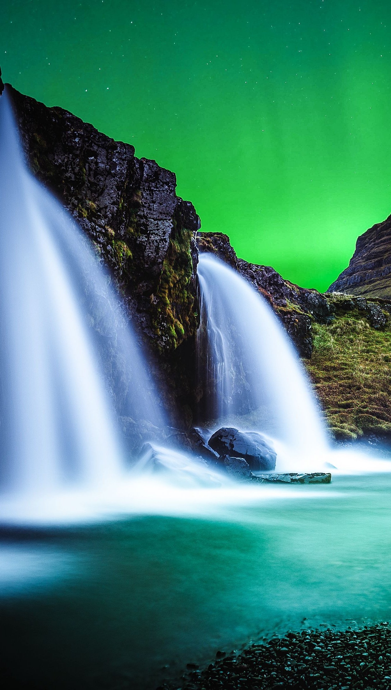 Cascada y montaña con auras polares