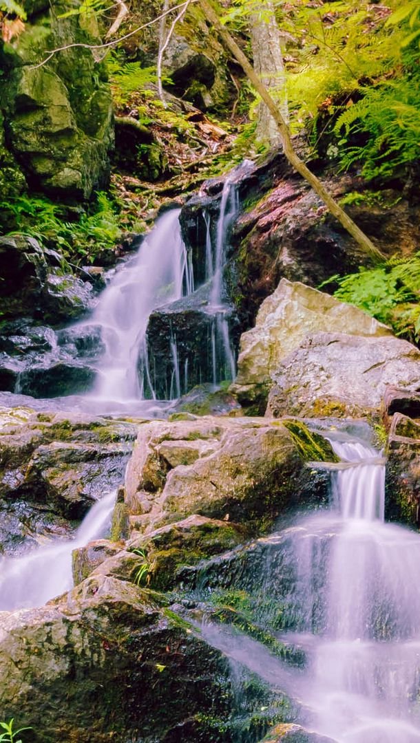 Cascadas entre piedras