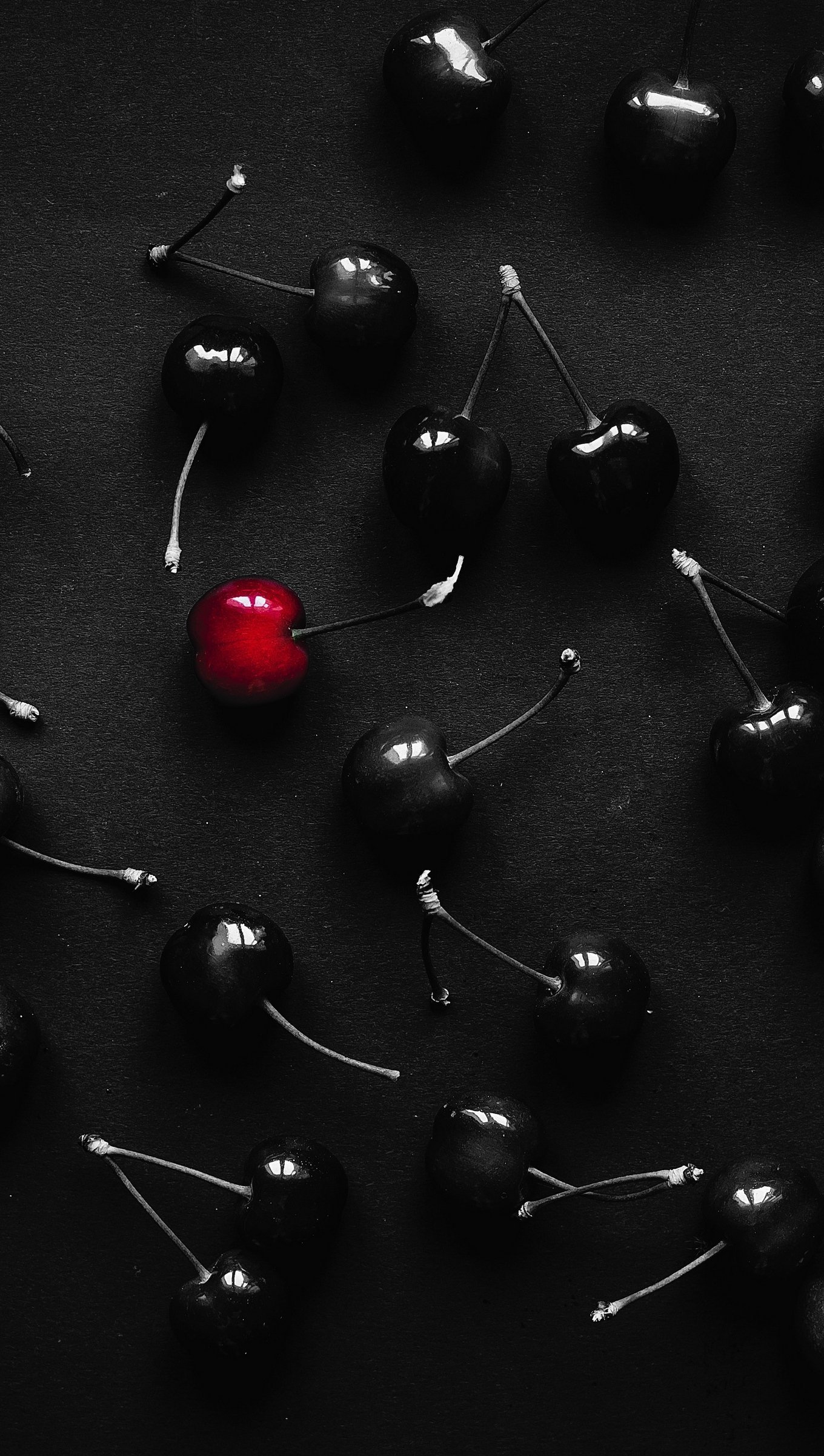 Cerezas negras y una roja